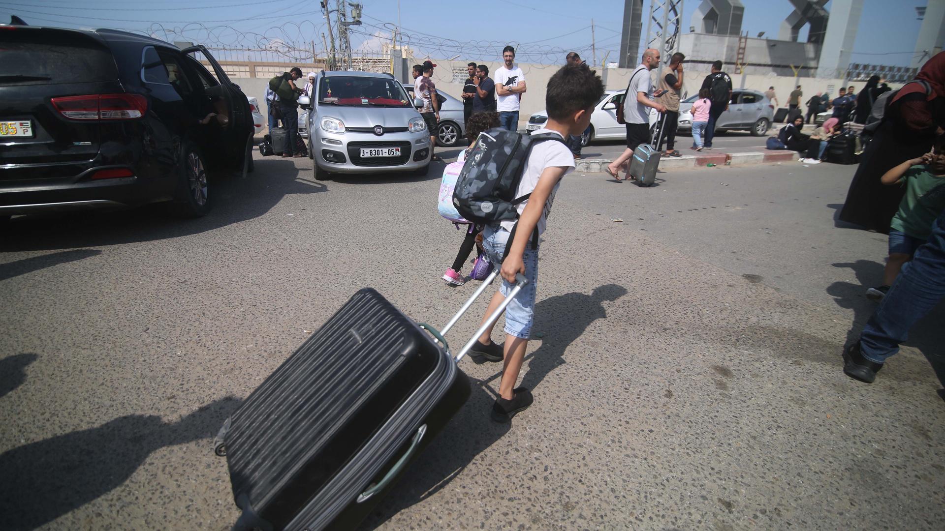 Palestinos, en la frontera entre Gaza y Egipto