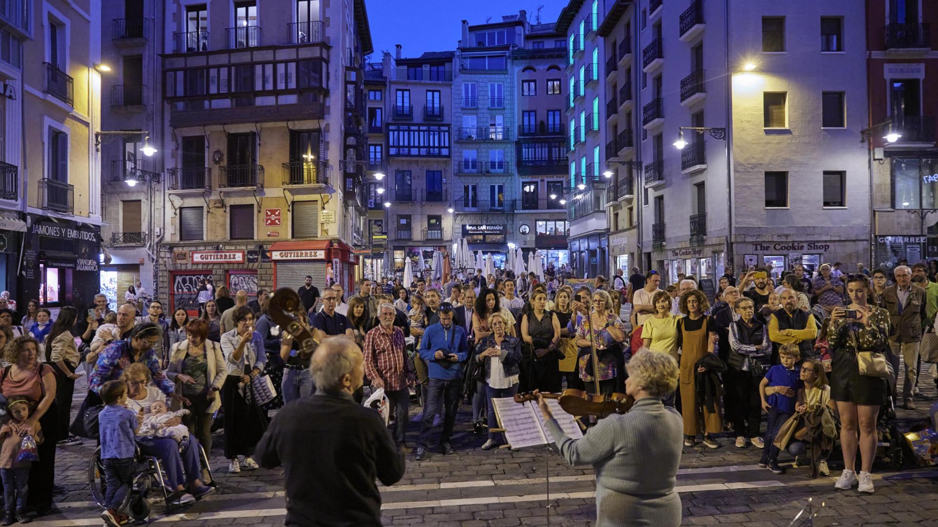 Concentración del 15 de octubre de 2022 frente al Ayuntamiento de Pamplona, por el duelo perinatal.