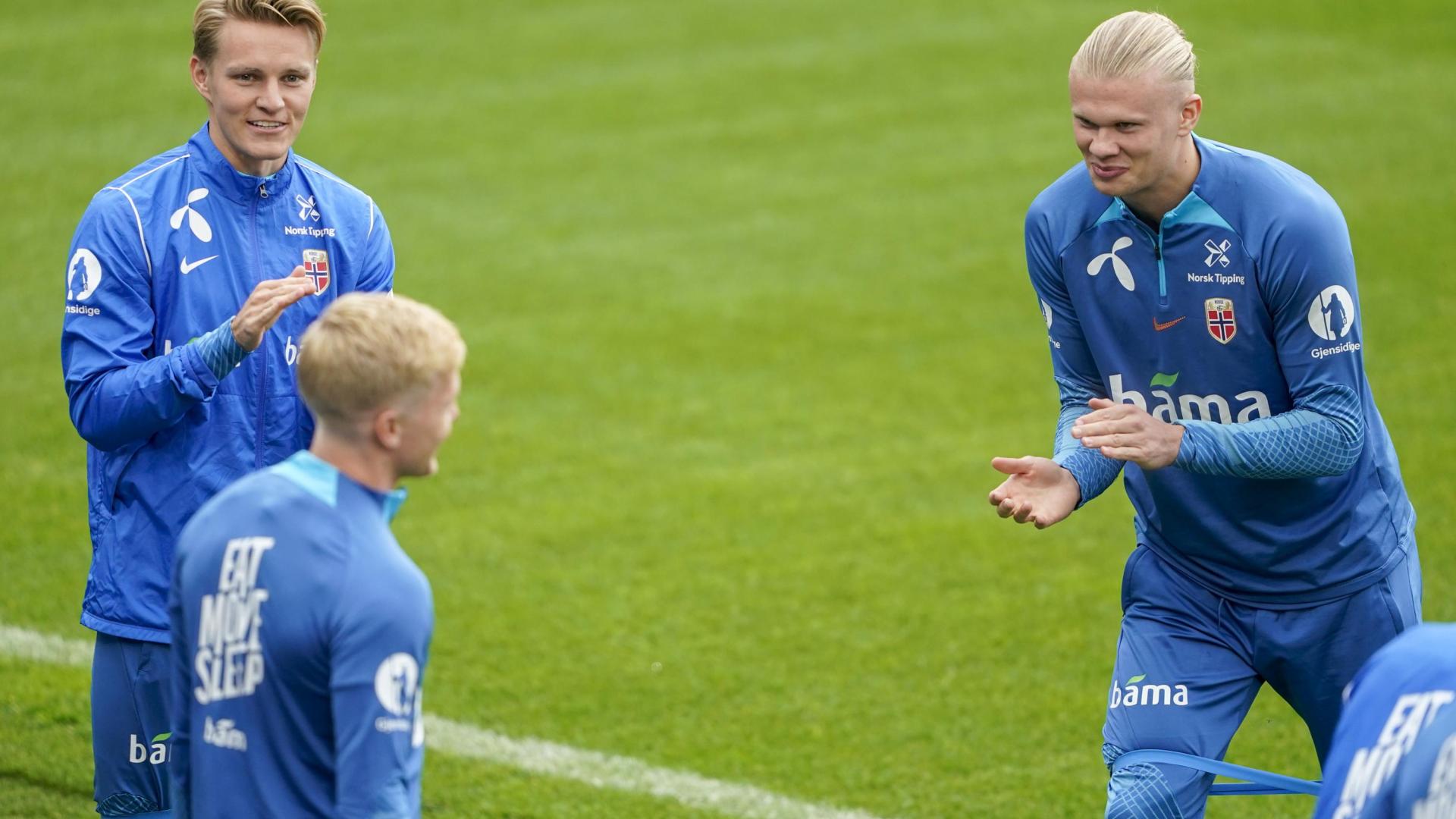 Haaland, junto a Odegaard, ayer en el entrenamiento de la selección noruega.