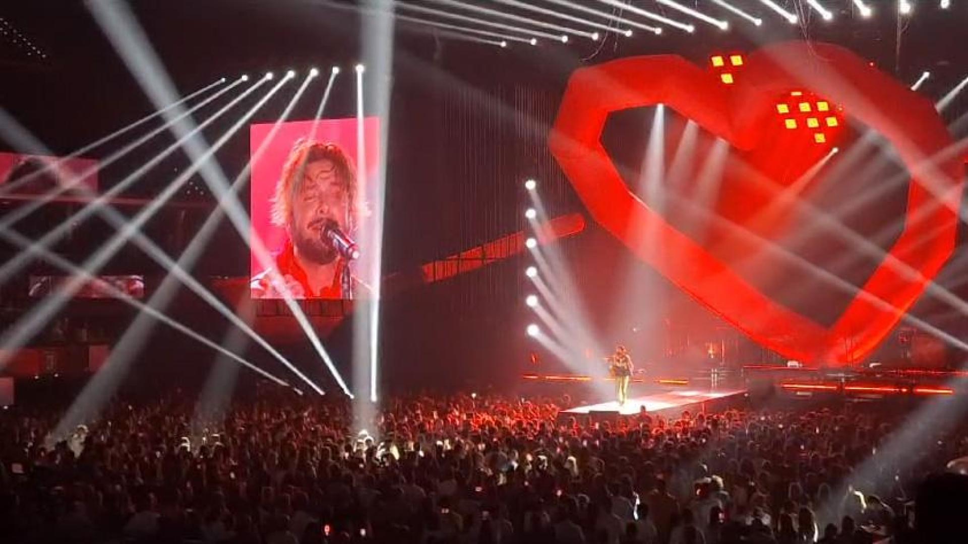 Manuel Carrasco homenaje a Pamplona en su concierto en el Navarra Arena