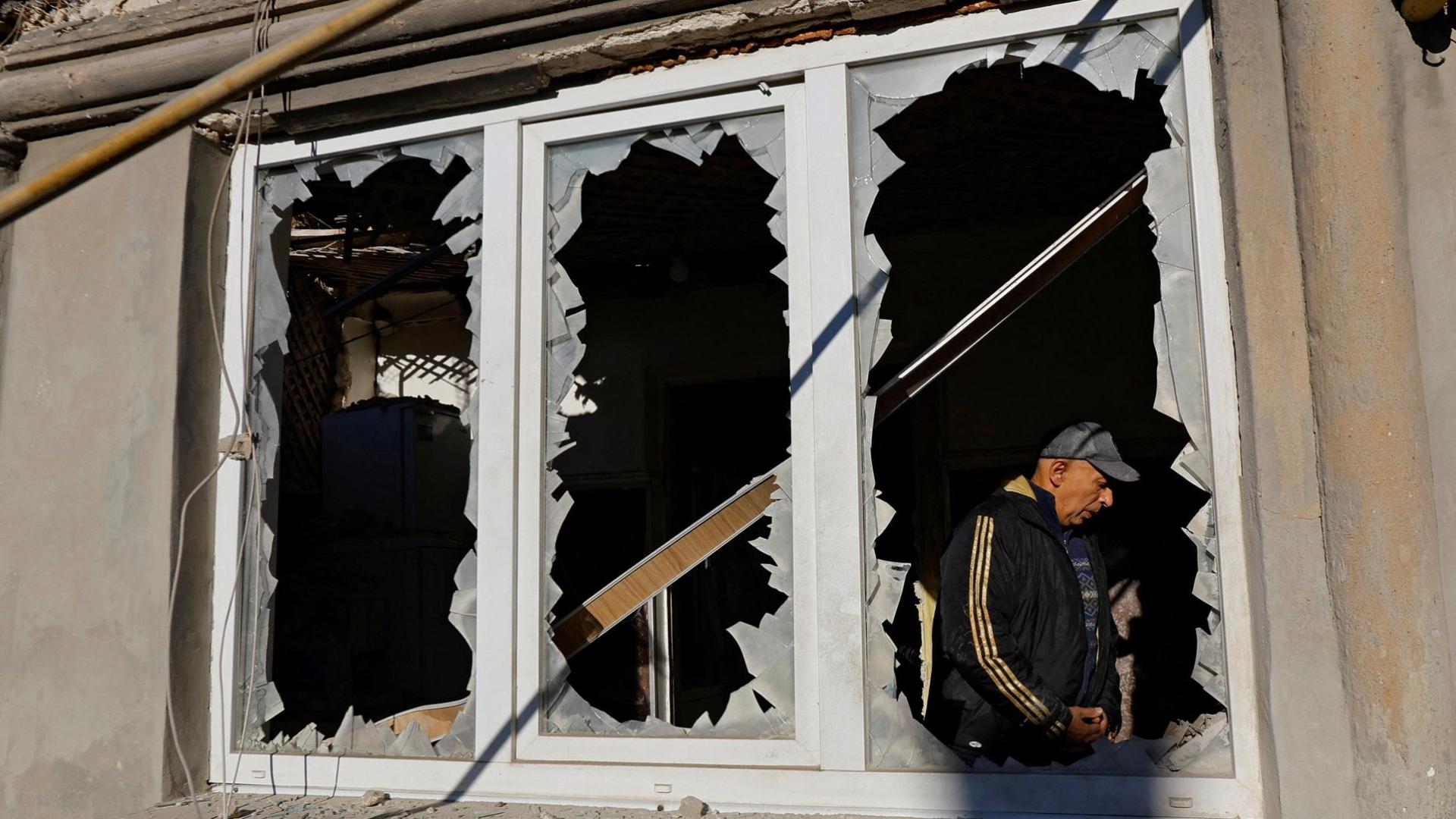 Un hombre, en su casa dañada por los ataques de la guerra en Donetsk