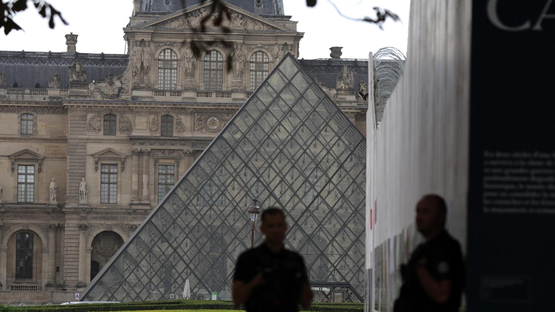 Policías en las inmediaciones del Louvre, que ha reabierto sus puertas este domingo