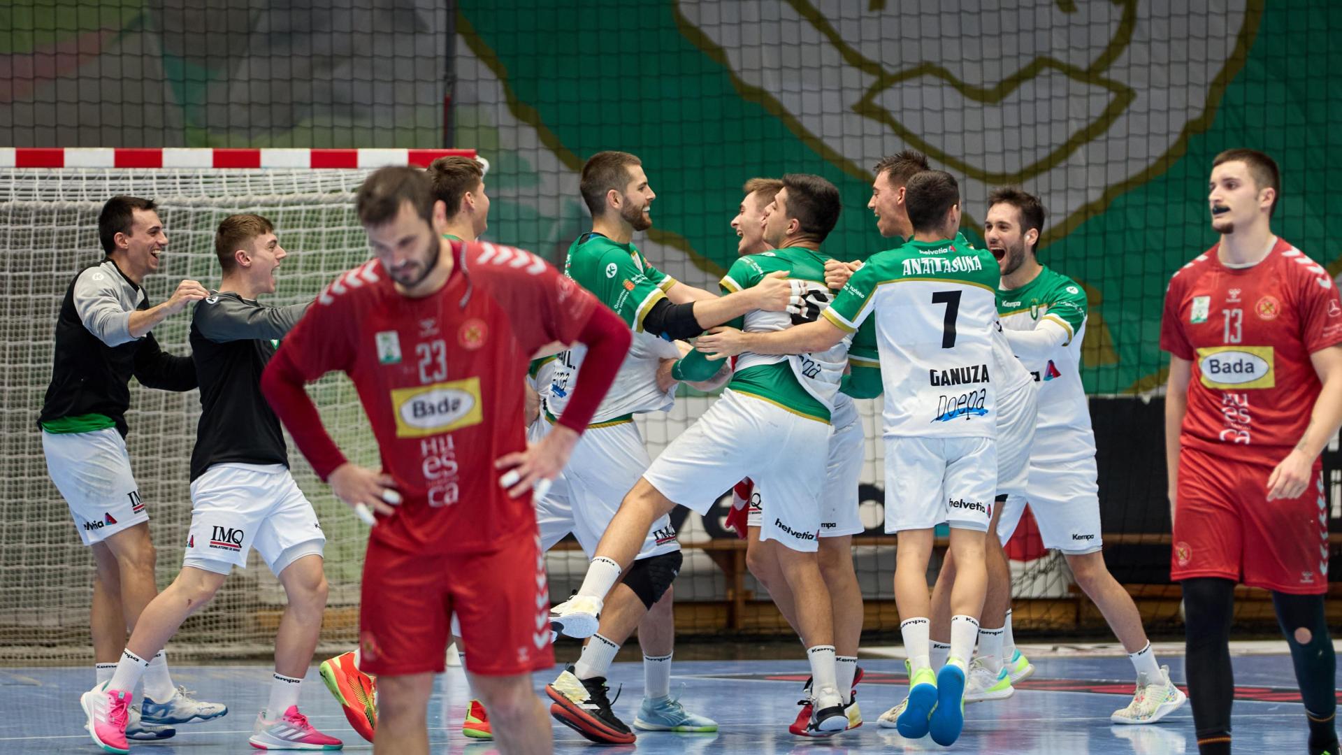 Alegría final de los componentes del Helvetia Anaitasuna tras su trabajado triunfo