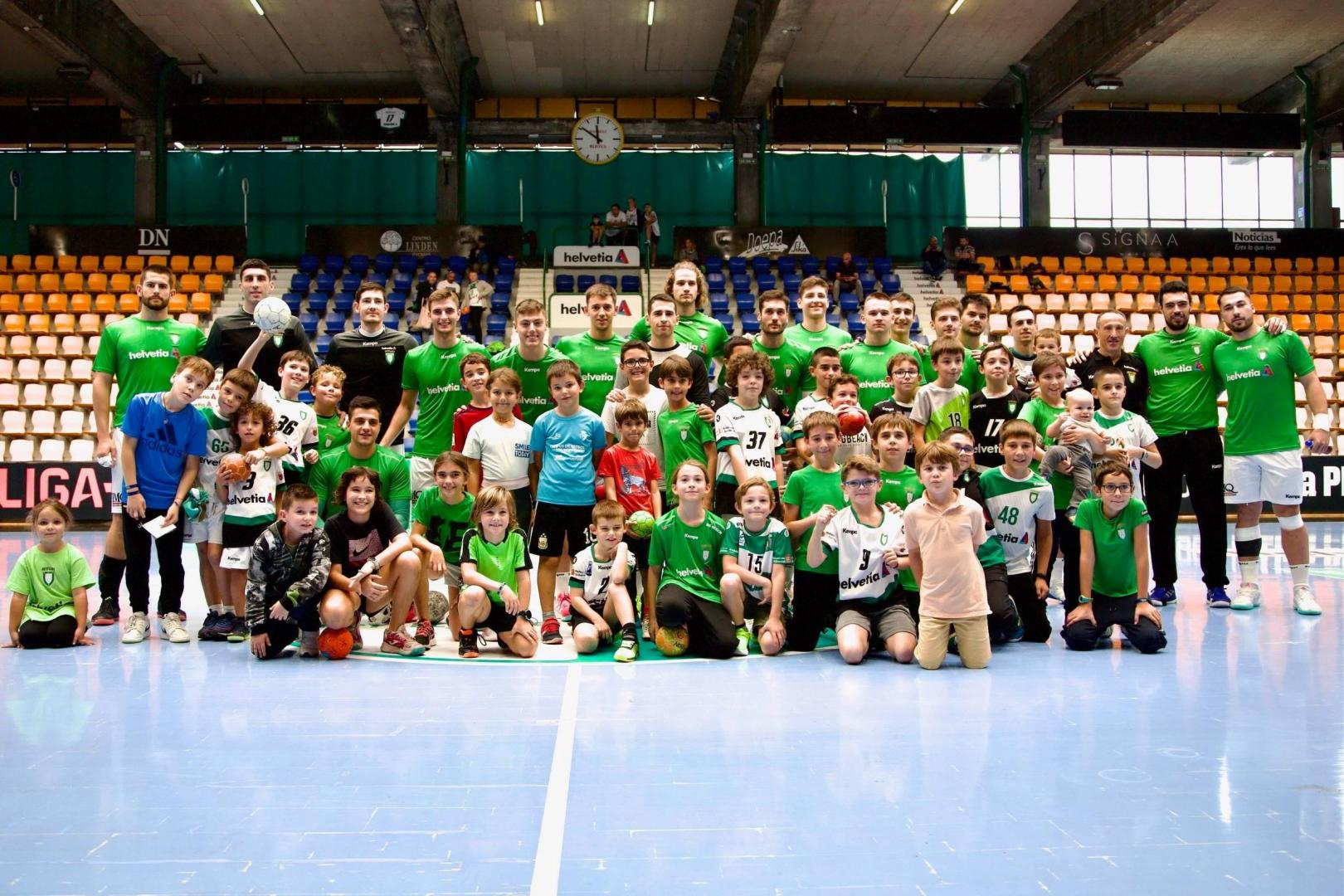 Los participantes en unos juegos infantiles de balonmano organizados en Anaitasuna posaron con el primer equipo del Helvetia minutos antes del inicio del partido