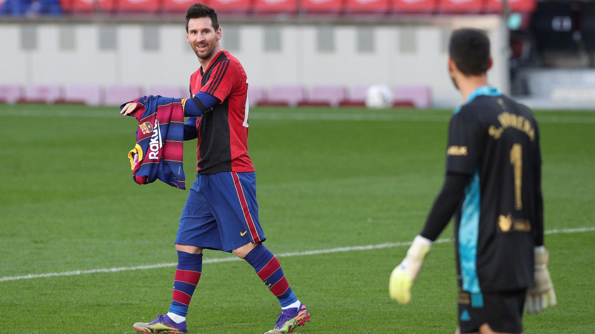 Messi sonríe tras su dedicatoria a Maradona con la camiseta de Newell’s ante la mirada de Sergio Herrera, en el partido que enfrentó al Barcelona y Osasuna el 29 de noviembre de 2020