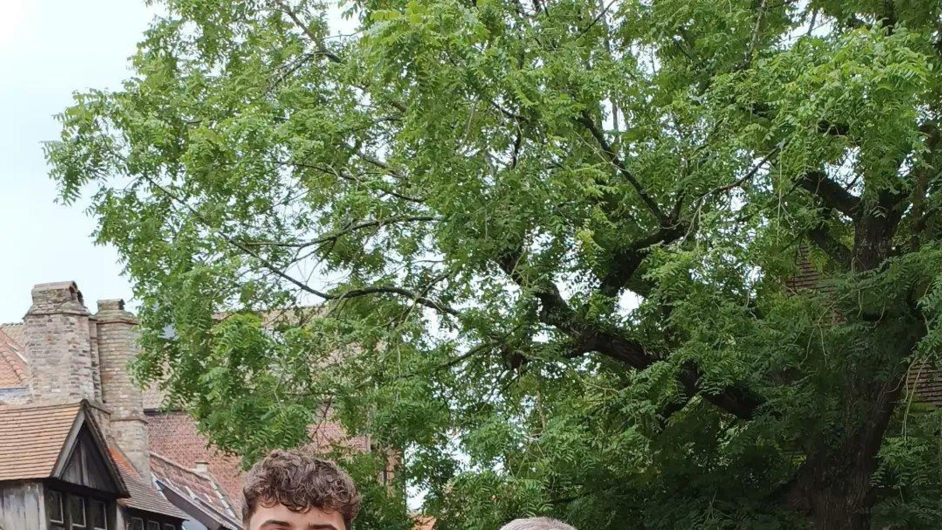 Natxo Zunzarren, gran aficionado de Osasuna, en el centro de la imagen