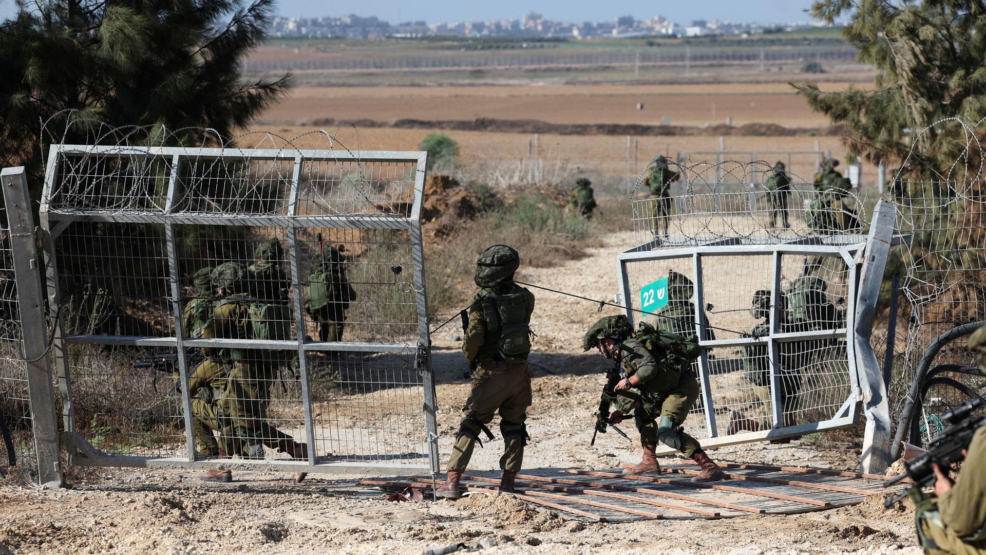 Soldados israelíes patrullaban este domingo el kibutz Kfar Aza, tras la letal infiltración de los terroristas de Hamás desde la Franja de Gaza