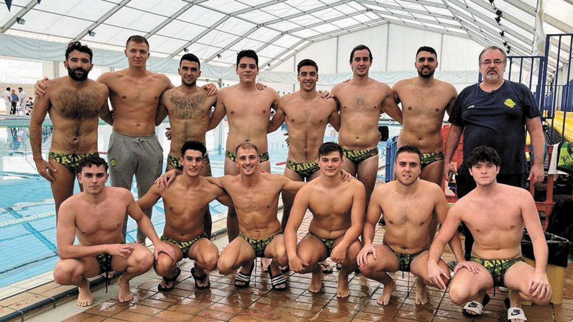 La plantilla del Waterpolo Navarra se llevó una alegría en Madrid