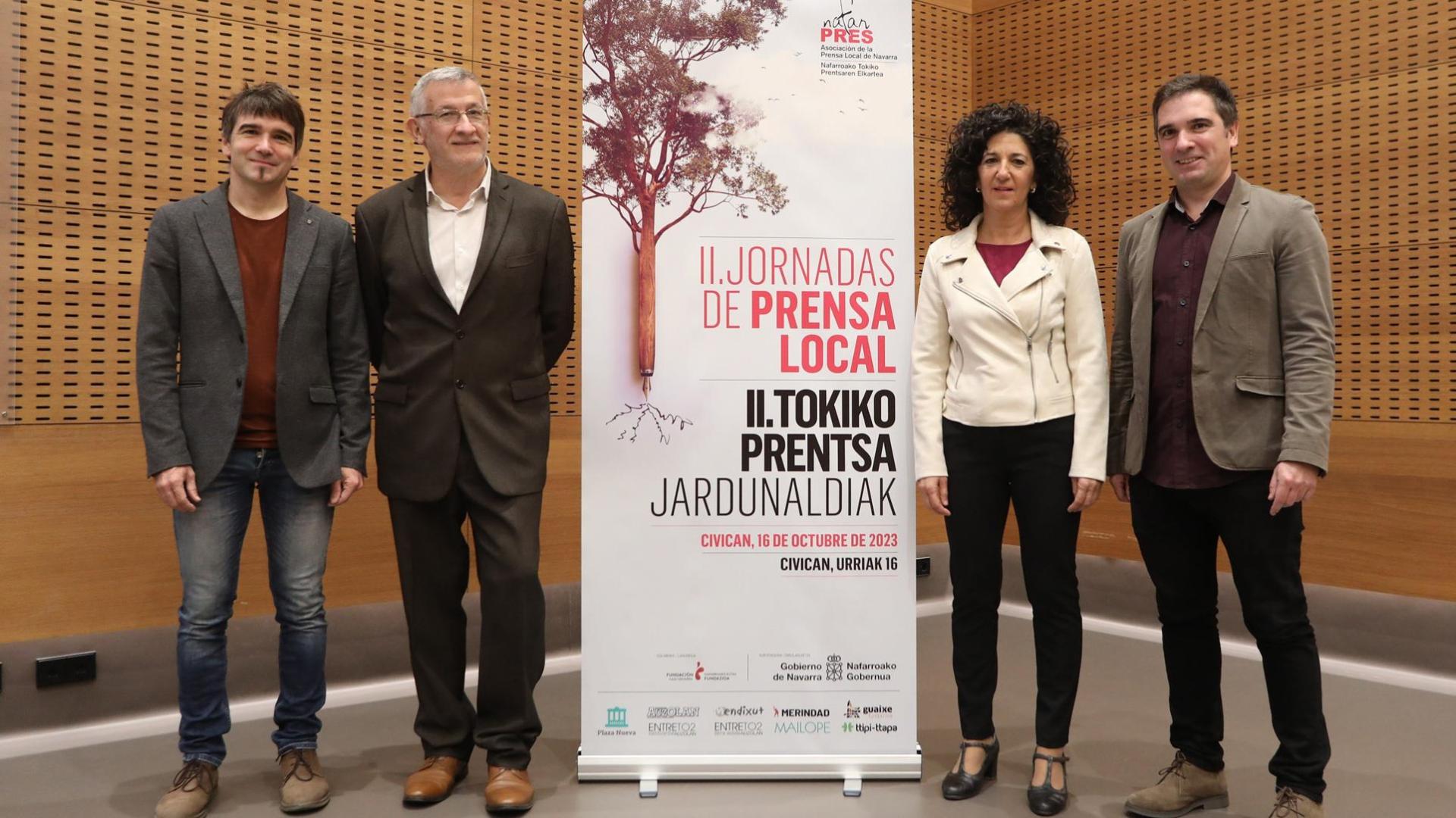El director gerente de Euskarabidea, Javier Arakama; el vicepresidente primero Félix Taberna; la presidenta de la Asociación de la Prensa Local de Navarra, Nafarpres, Sandra Goldáraz; y el director general de Comunicación, Miguel Moreno