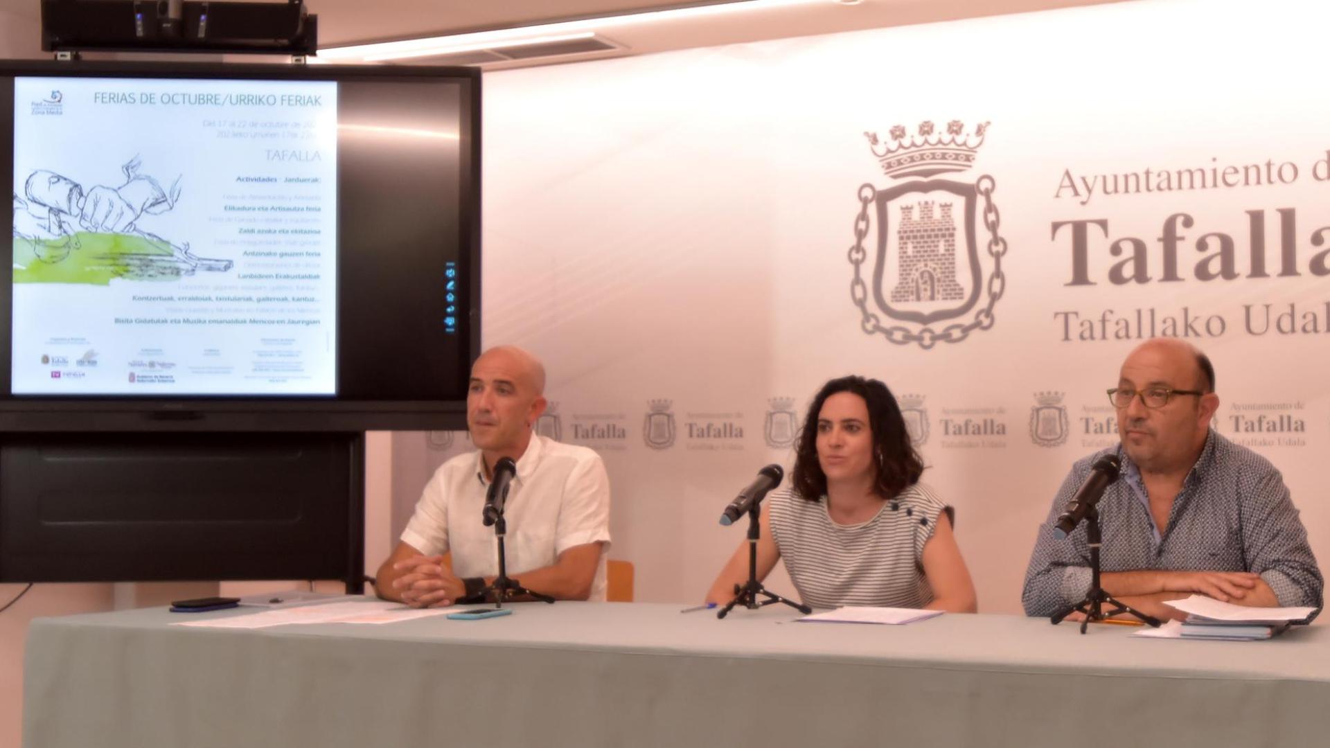 Desde la izda., el técnico Ion Kepa Solchaga, la concejala de Festejos, Maitane Fernández; y el edil de Turismo, Carlos Montoya