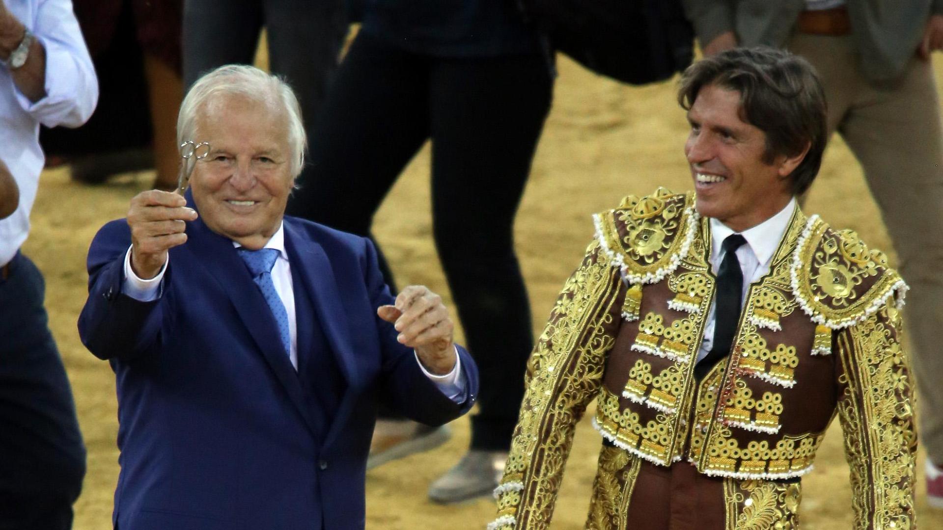 Manuel Benítez le corta la coleta a su hijo, Manuel Díaz 'el Cordobés' tras terminar su última corrida de toros, a 15 de octubre de 2023