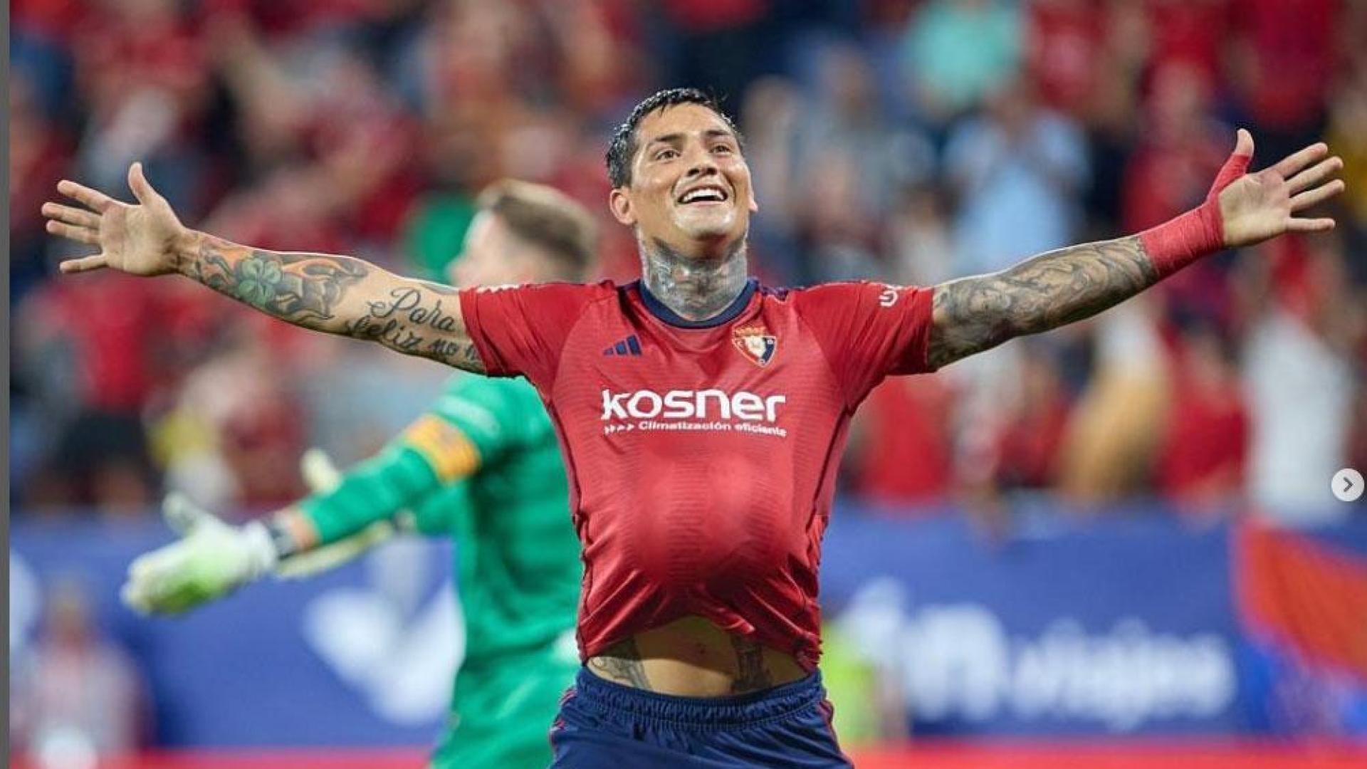 Chimy Ávila festeja un gol con un balón bajo la camiseta simulando una tripa de embarazada