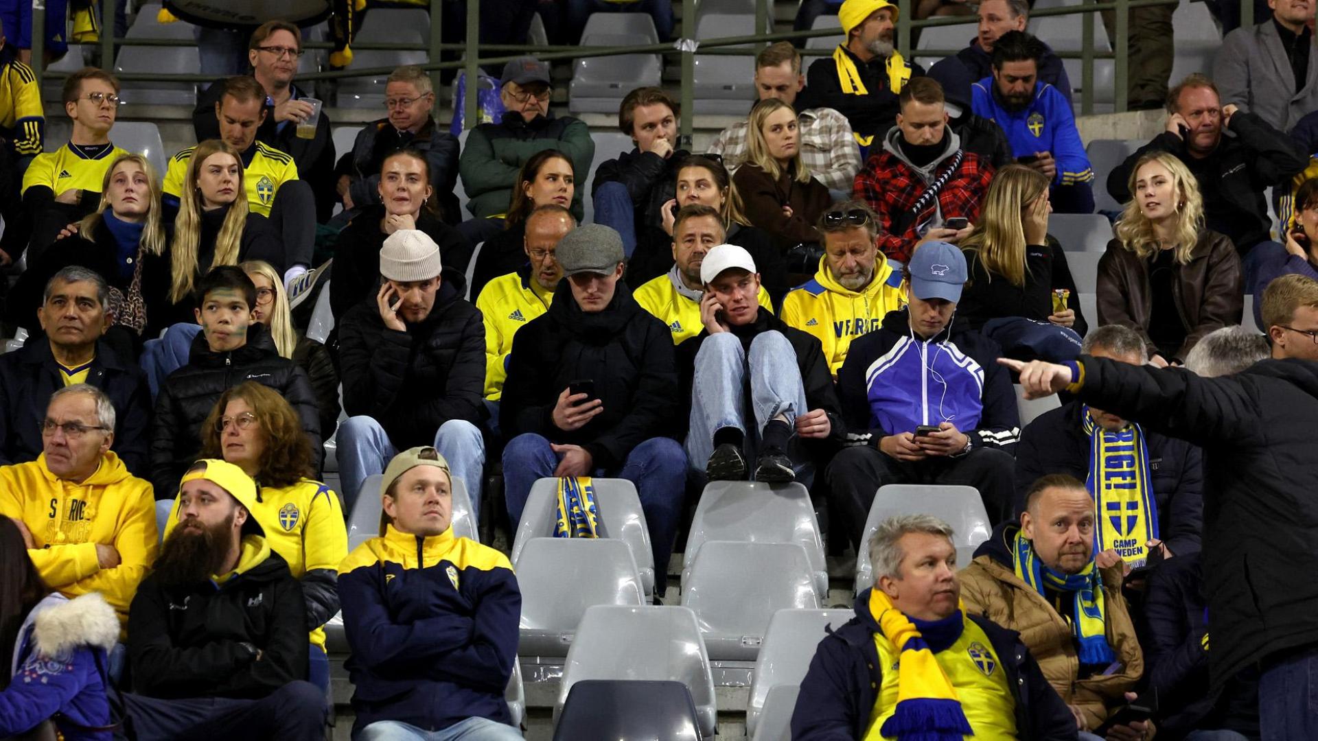 Aficionados suecos en el interior del estadio Rey Balduino de Bruselas con el partido suspendido