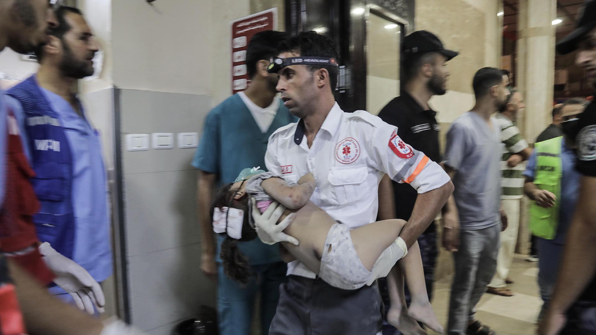 Un paramédico, en un hospital de Gaza