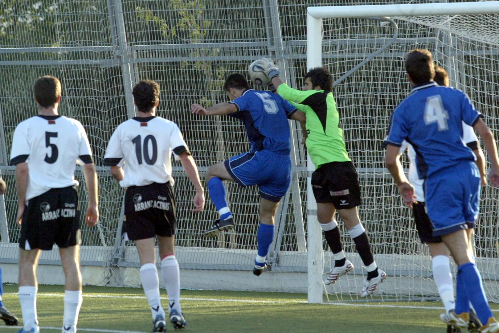 Campaña, portero del Burgos, atrapa el balón ante Mondragón, del Valle de Egüés. Esta fue la última participación del conjunto navarro en la Copa del Rey (07/08).