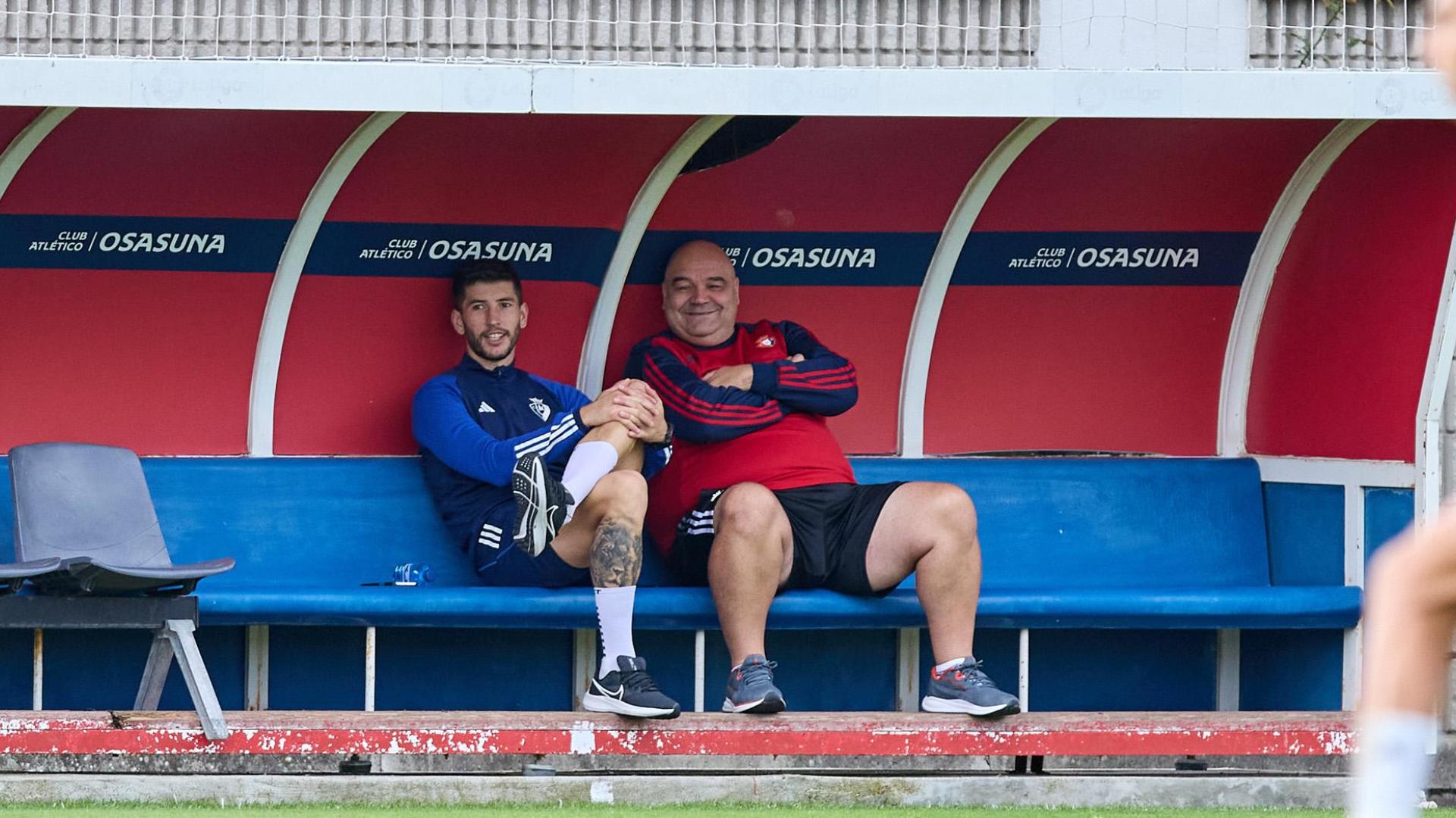 David García, sentado en el banquillo junto a Cata, viendo el entrenamiento de sus compañeros