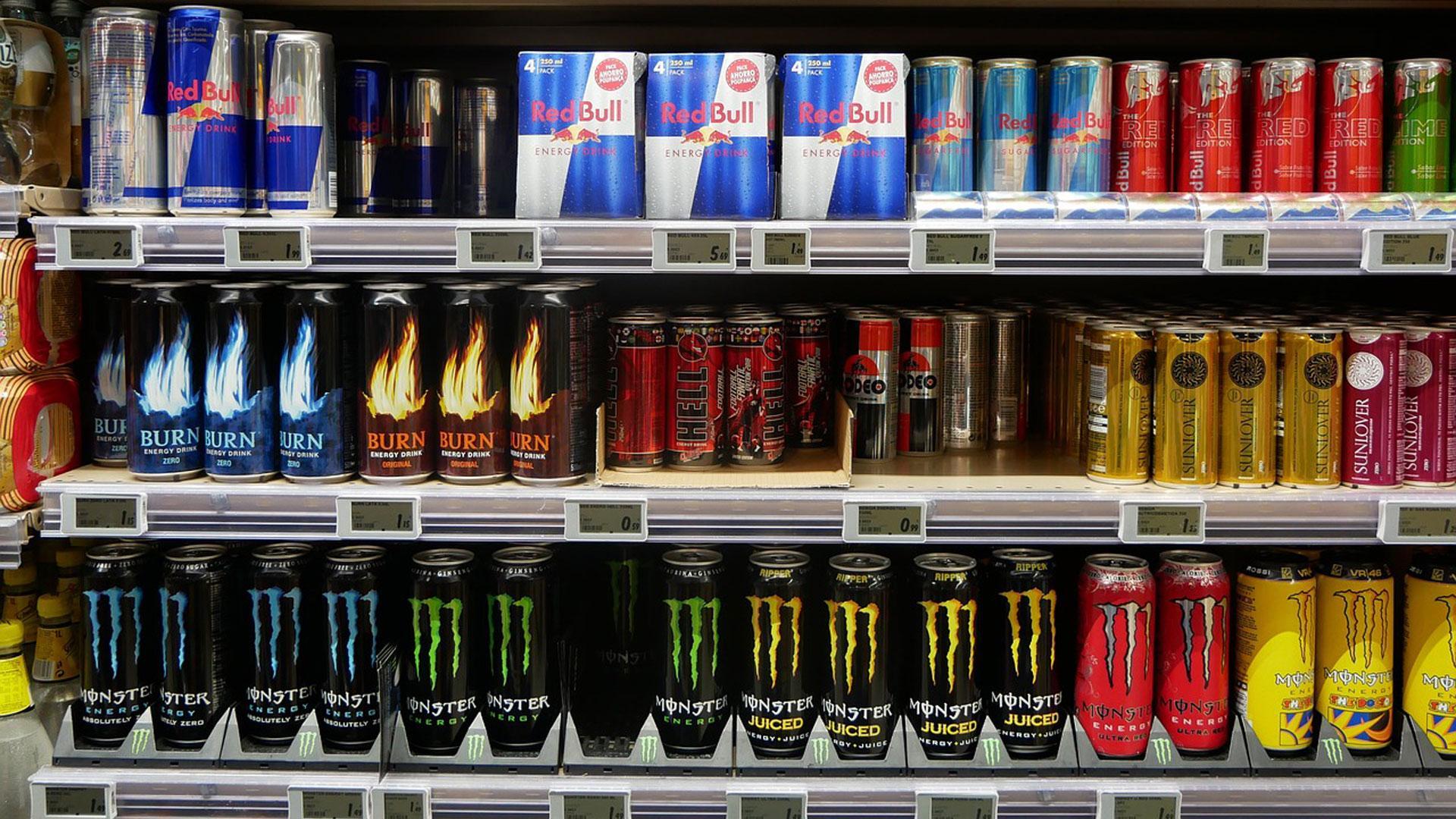 Estantería de supermercado con bebidas energéticas
