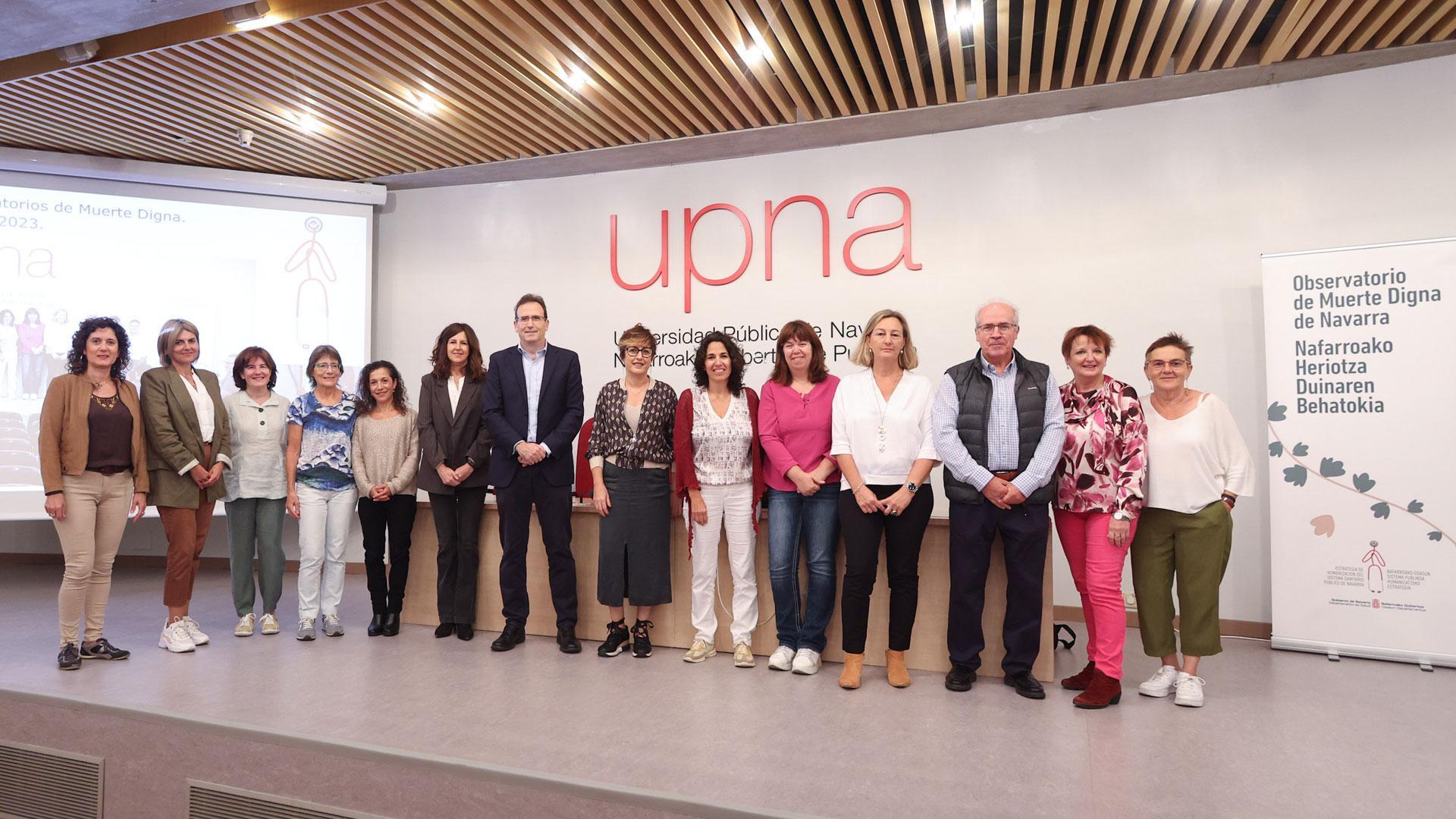 El director general de Salud y la vicerrectora de la UPNA junto con representantes de los tres observatorios de muerte digna existentes en España