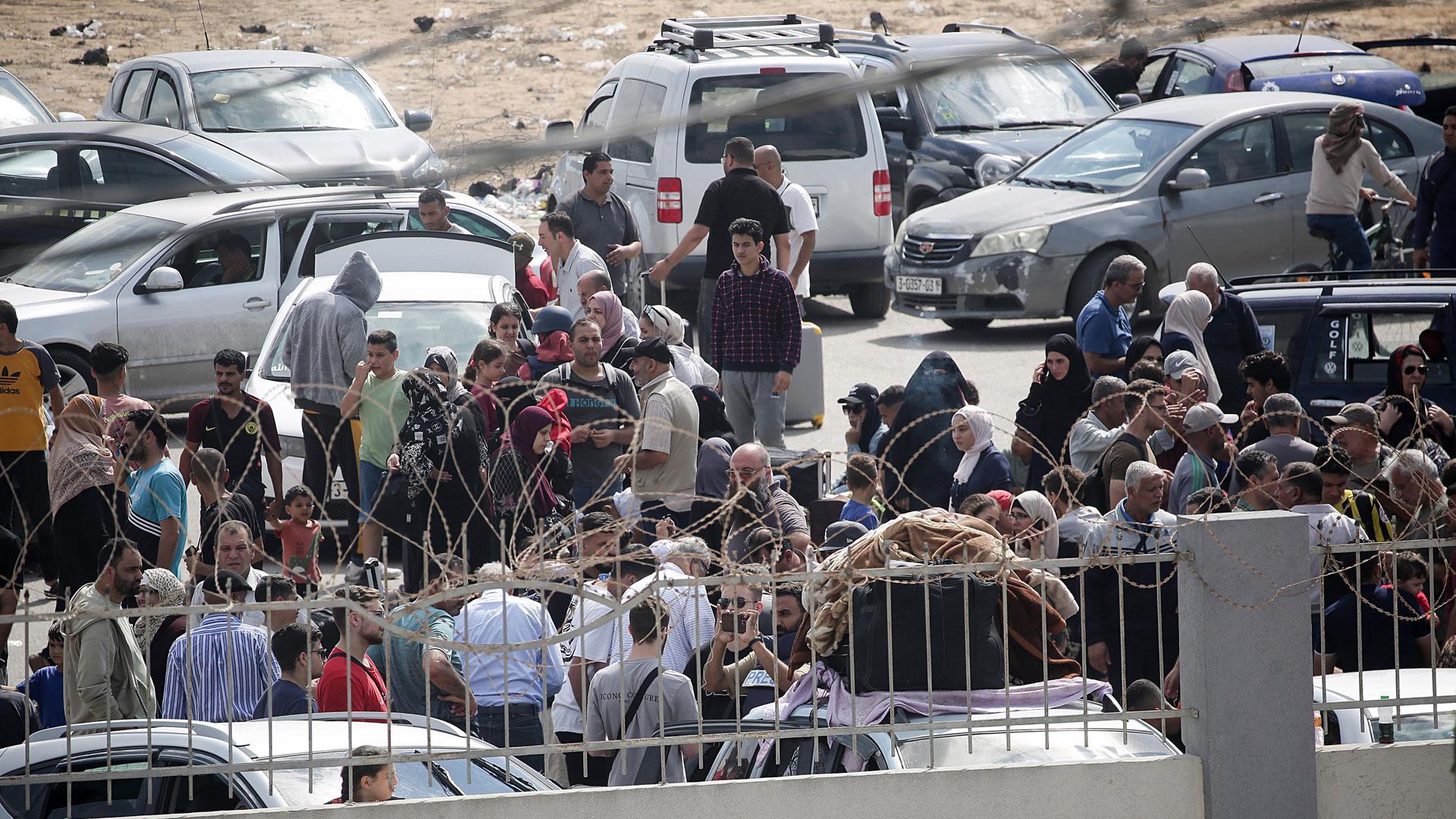 Palestinos esperan para cruzar a Egipto, en el paso fronterizo de Rafah