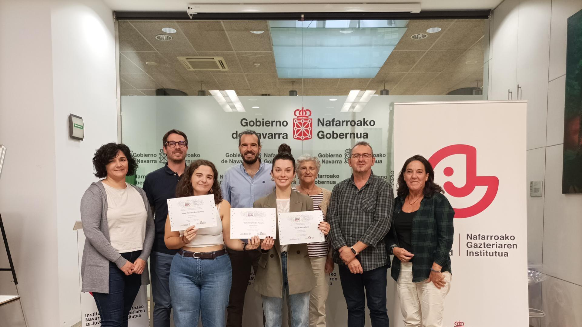 Uxue Ibiricu e Ilazki Muniain, dos de las ganadoras, junto al jurado