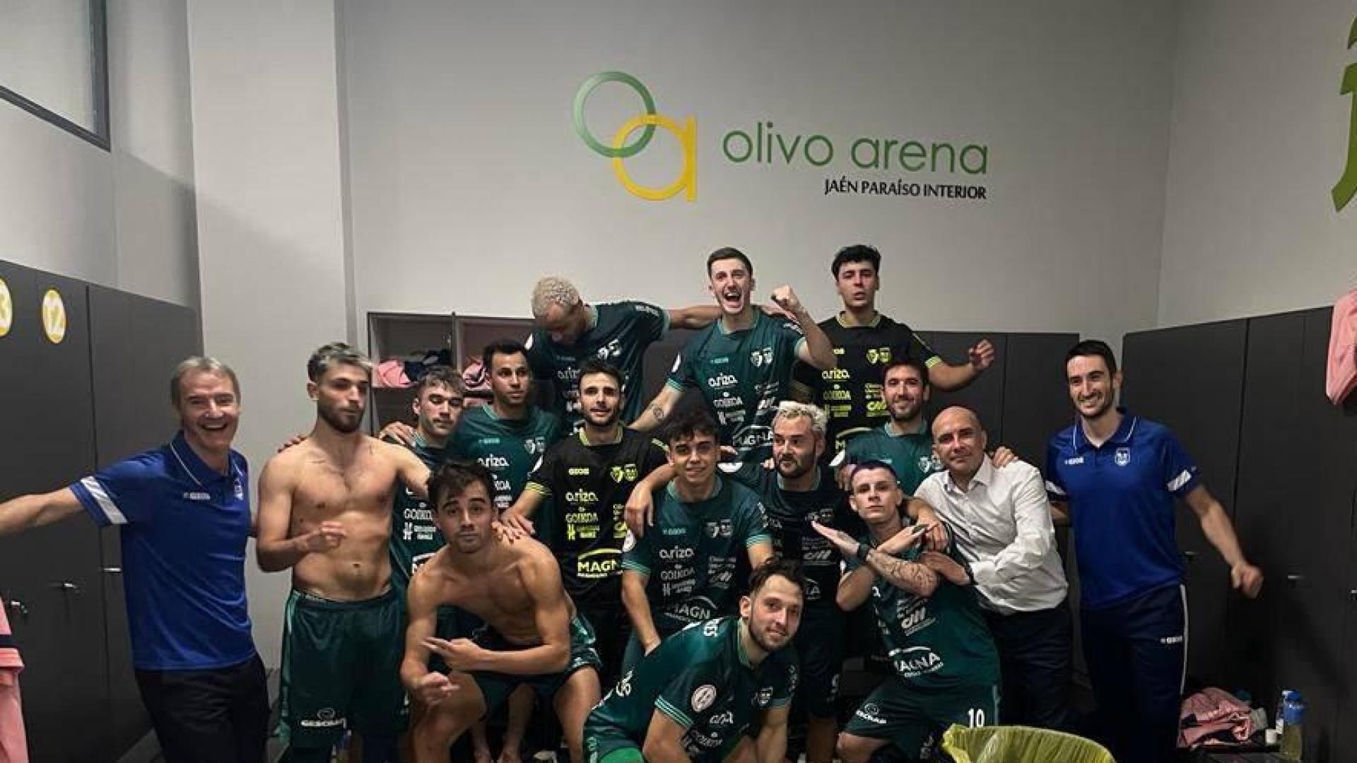 Los jugadores y el cuerpo técnico de Osasuna Magna celebraron su victoria ante el Jaén en el vestuario del Olivo Arena