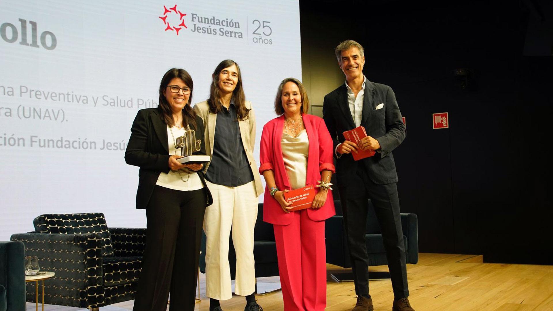 De izquierda a derecha, Maira Bes, catedrática de la Universidad de Navarra, junto a Laura Harper, directora de la Fundación Jesús Serra; María Blasco, presidenta del Jurado de los Premios a la Investigación Fundación Jesús Serra; y Jorge Fernández, presentador de la ceremonia de entrega