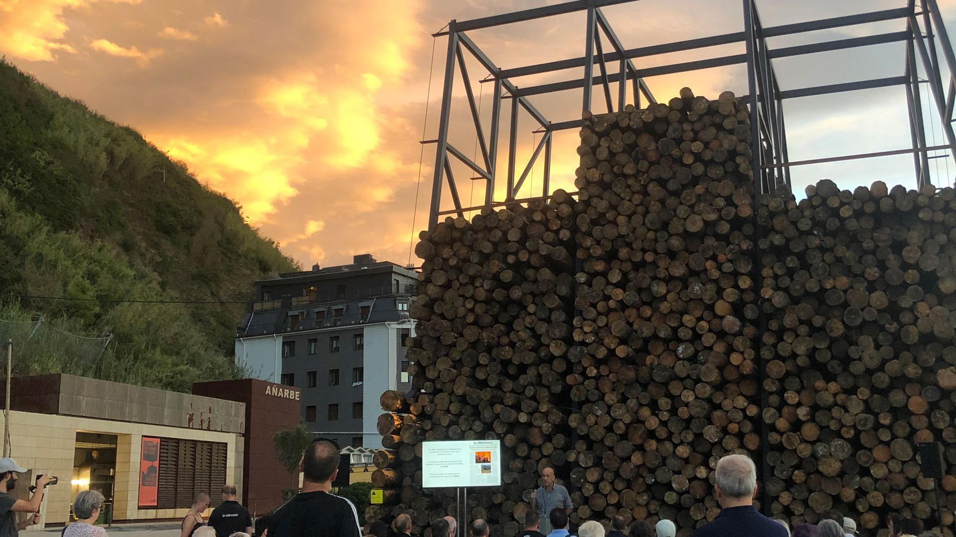 Estructura de madera creada con troncos quemados en los incendios del año pasado en Puente La Reina, Obanos y Legarda, que se ha instalado en la Bienal de Arquitectura Mugak de San Sebastián