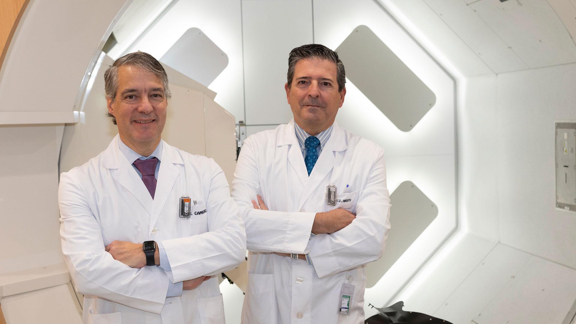 El Dr. Mauricio Cambeiro y el Dr. Javier Aristu, con el equipo especializado en cáncer de mama de la Unidad de Protonterapia del Cancer Center Clínica Universidad de Navarra