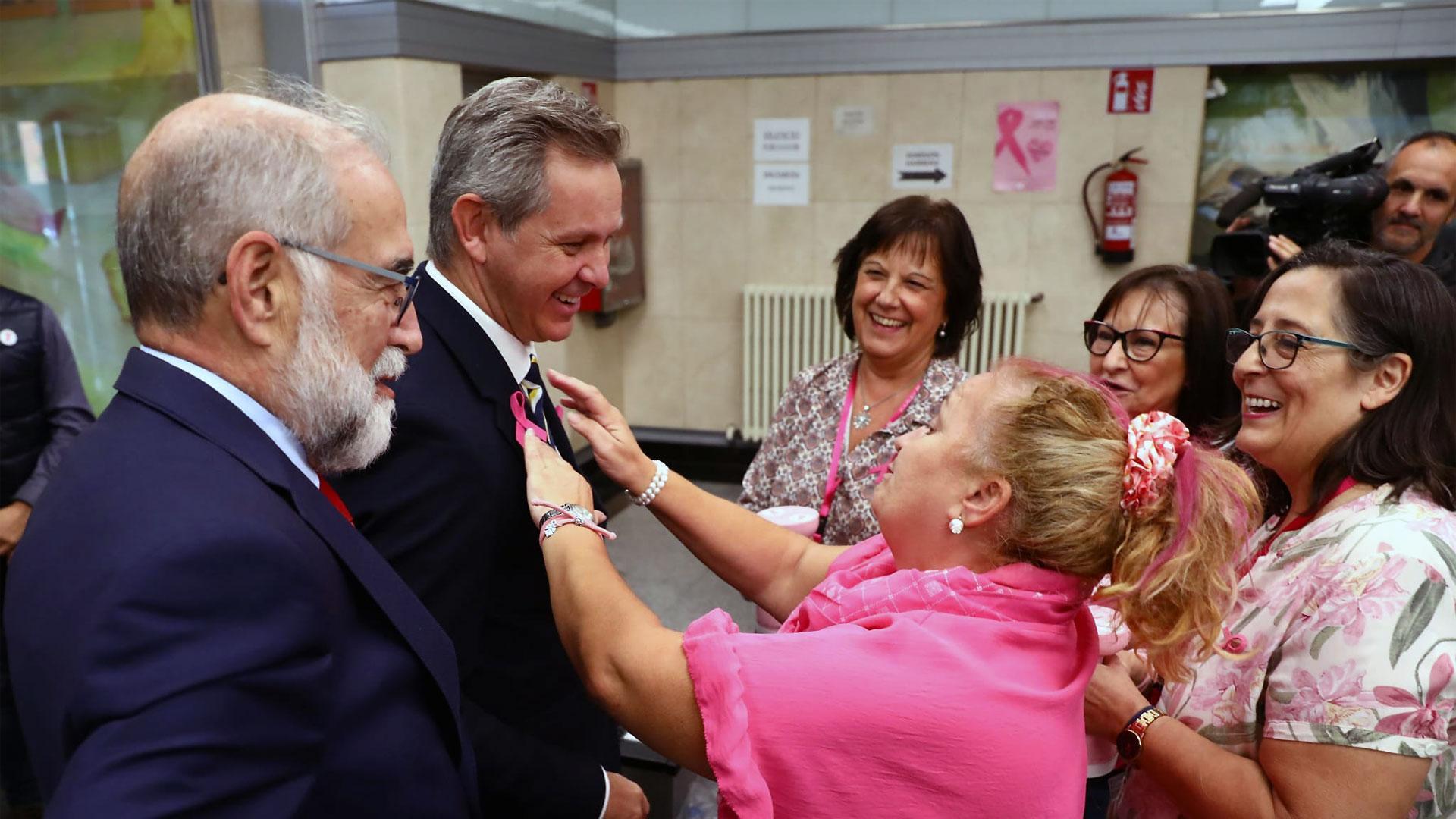 Una mujer saluda al ministro de Sanidad en funciones, José Manuel Miñones, que ha visitado este jueves el Hospital Universitario de Navarra con motivo del Día contra el Cáncer de Mama