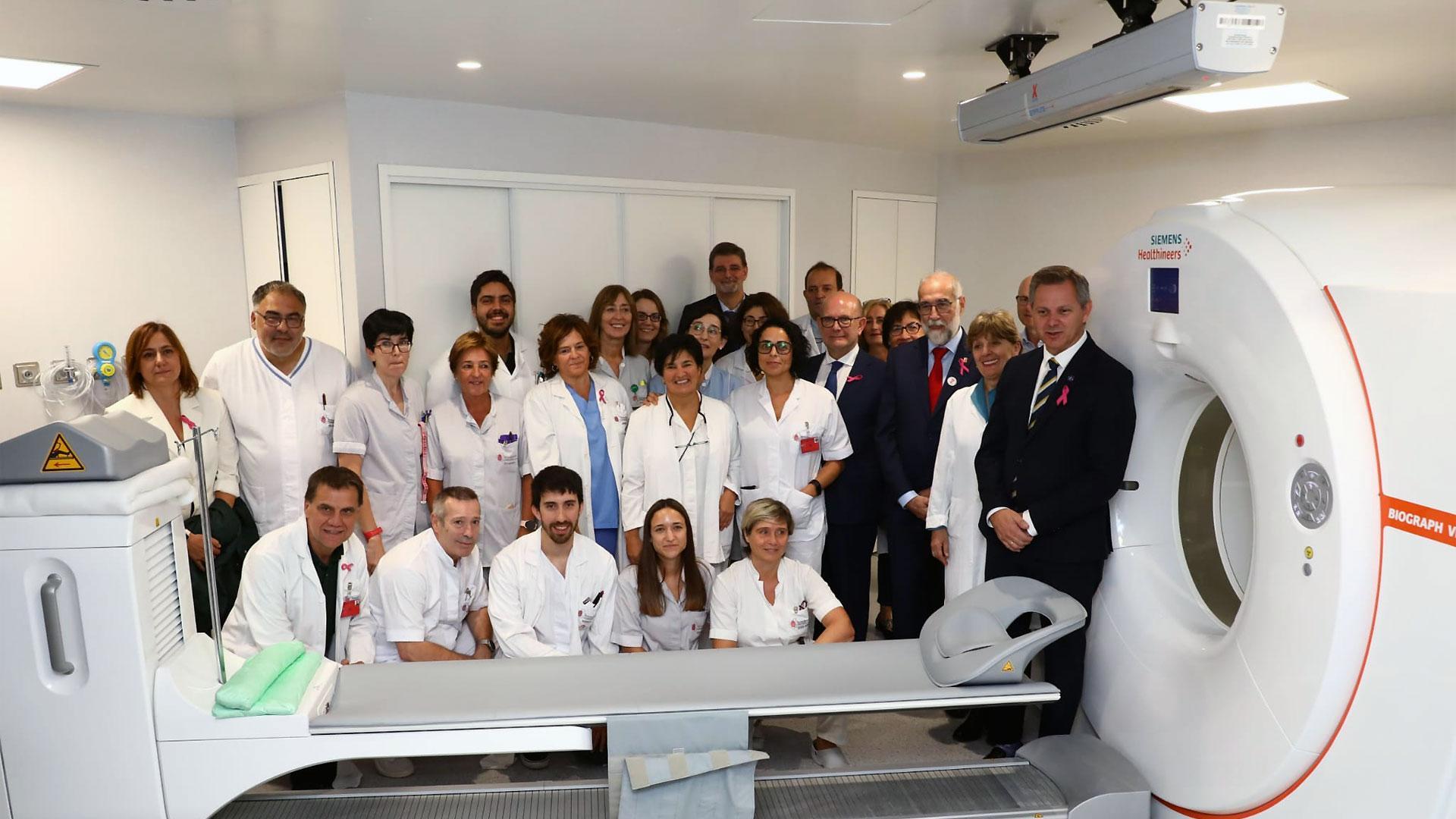 El ministro de Sanidad en funciones, José Manuel Miñones, posa con personal sanitario durante su visita al Hospital Universitario de Navarra con motivo del Día contra el Cáncer de Mama