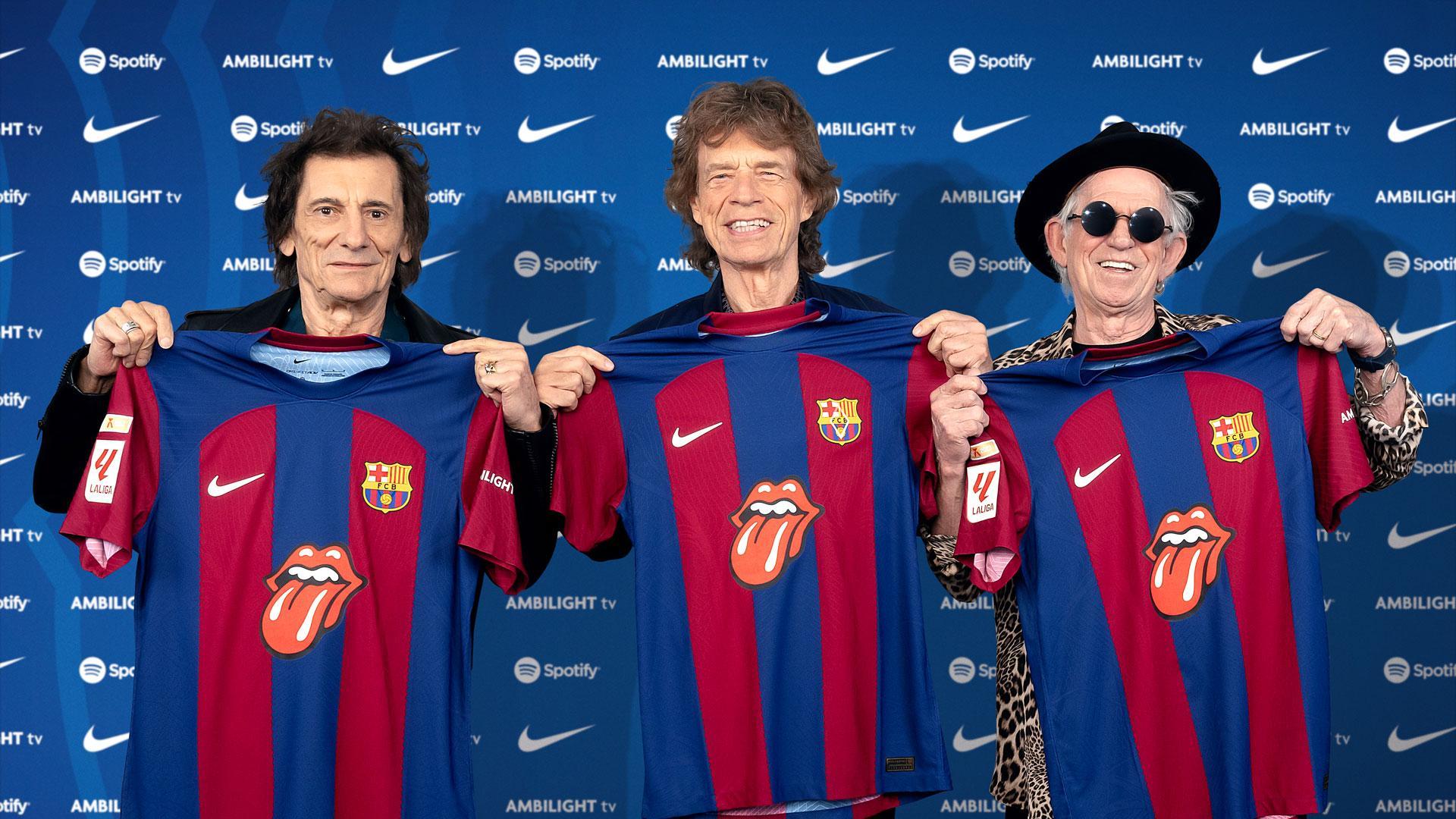 Fotografía facilitada por el FC Barcelona de los miembros de los Rolling Stones: Mick Jagger (c), Keith Richards (d), y Ronnie Wood (i), con las camisetas con el logotipo de la lengua y los labios de los Rolling Stones