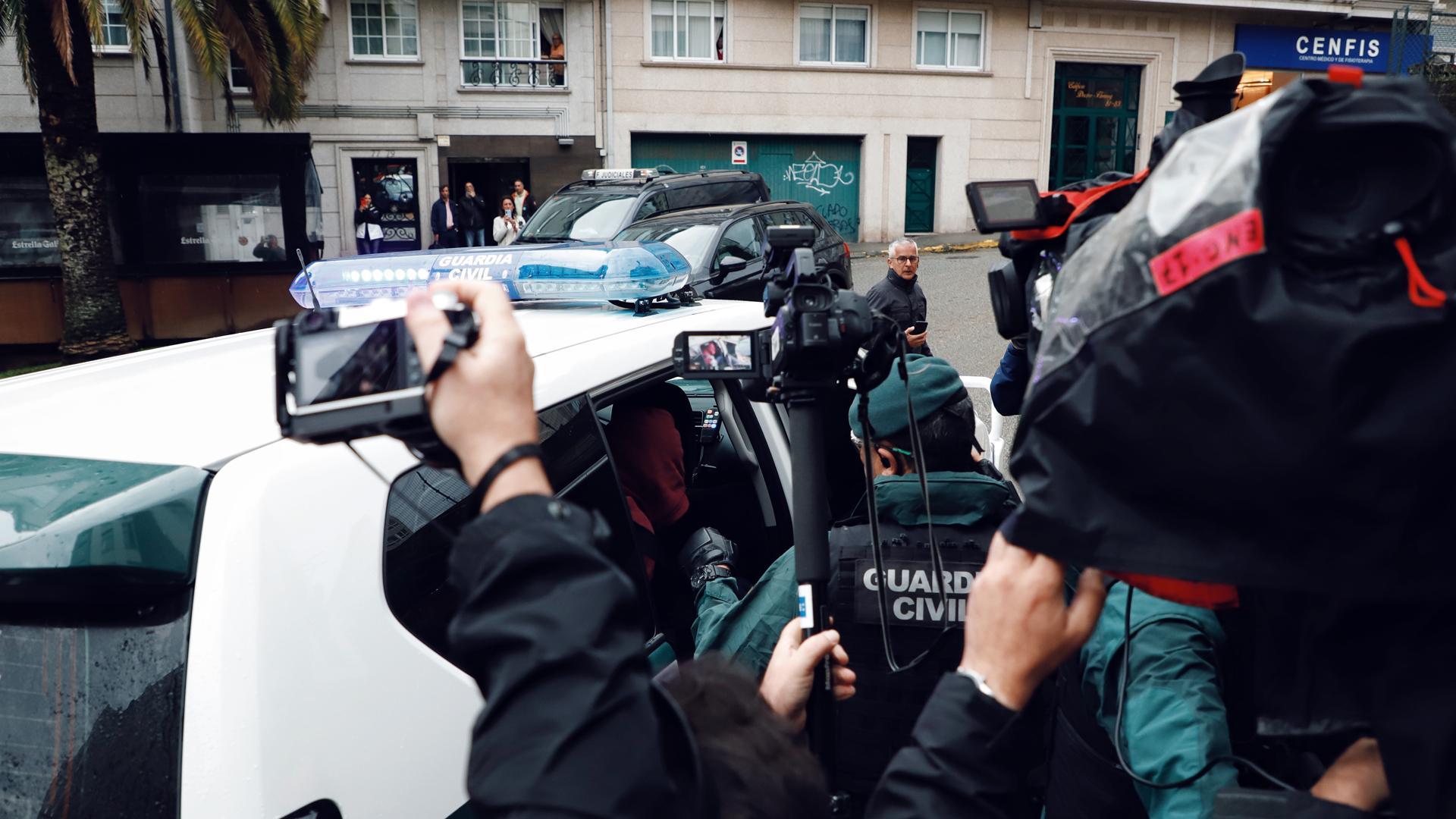 Agentes de la Guardia Civil llevan al detenido por el crimen de Elisa Abruñedo para pasar a disposición judicial en Ferrol