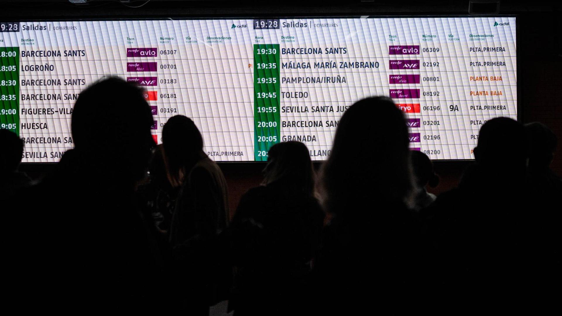 Pantalla con la información de las saldas en la estación de Puerta de Atocha-Almudena Grandes