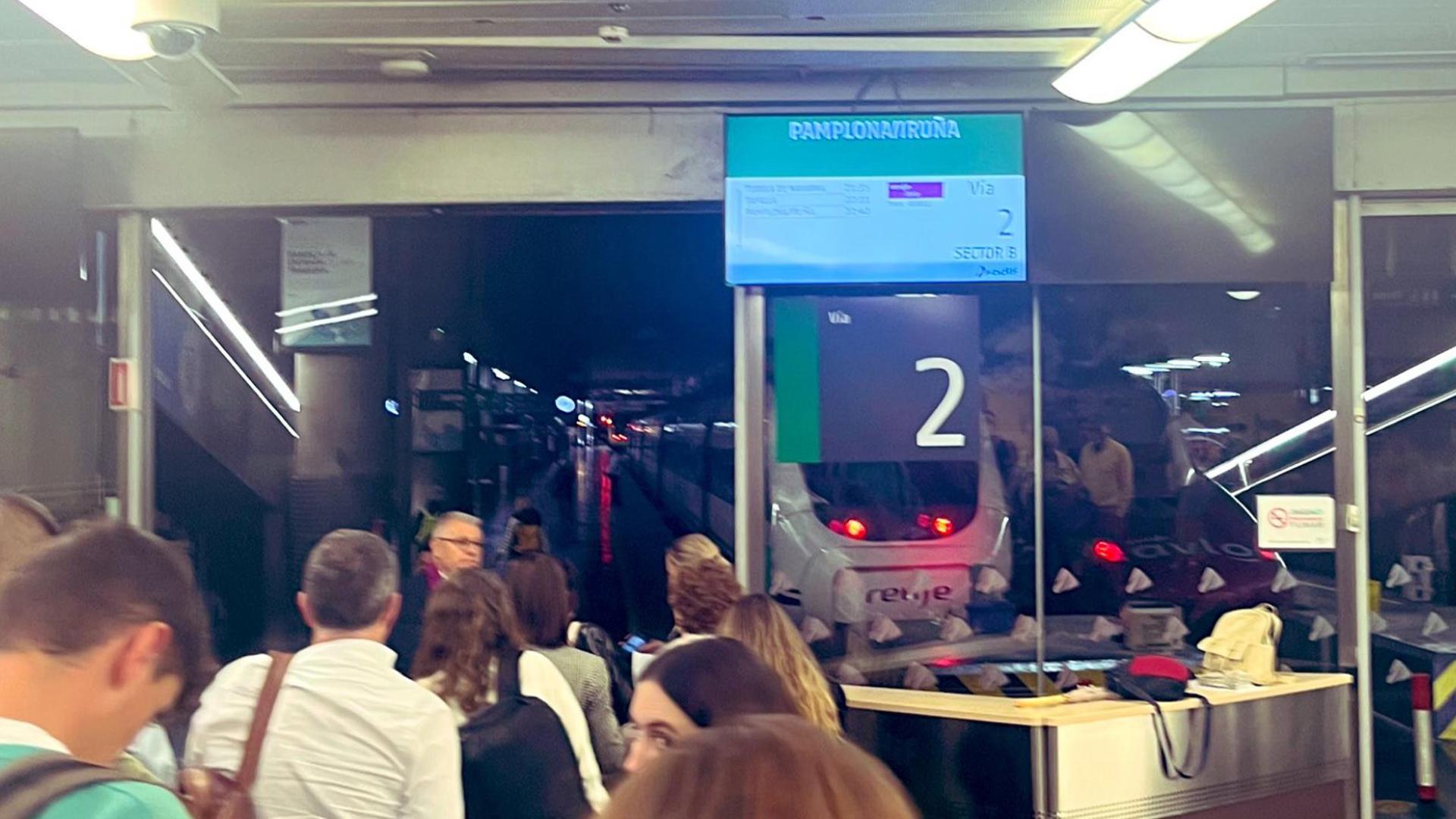 Pasajeros esperando en la estación de Atocha, en Madrid