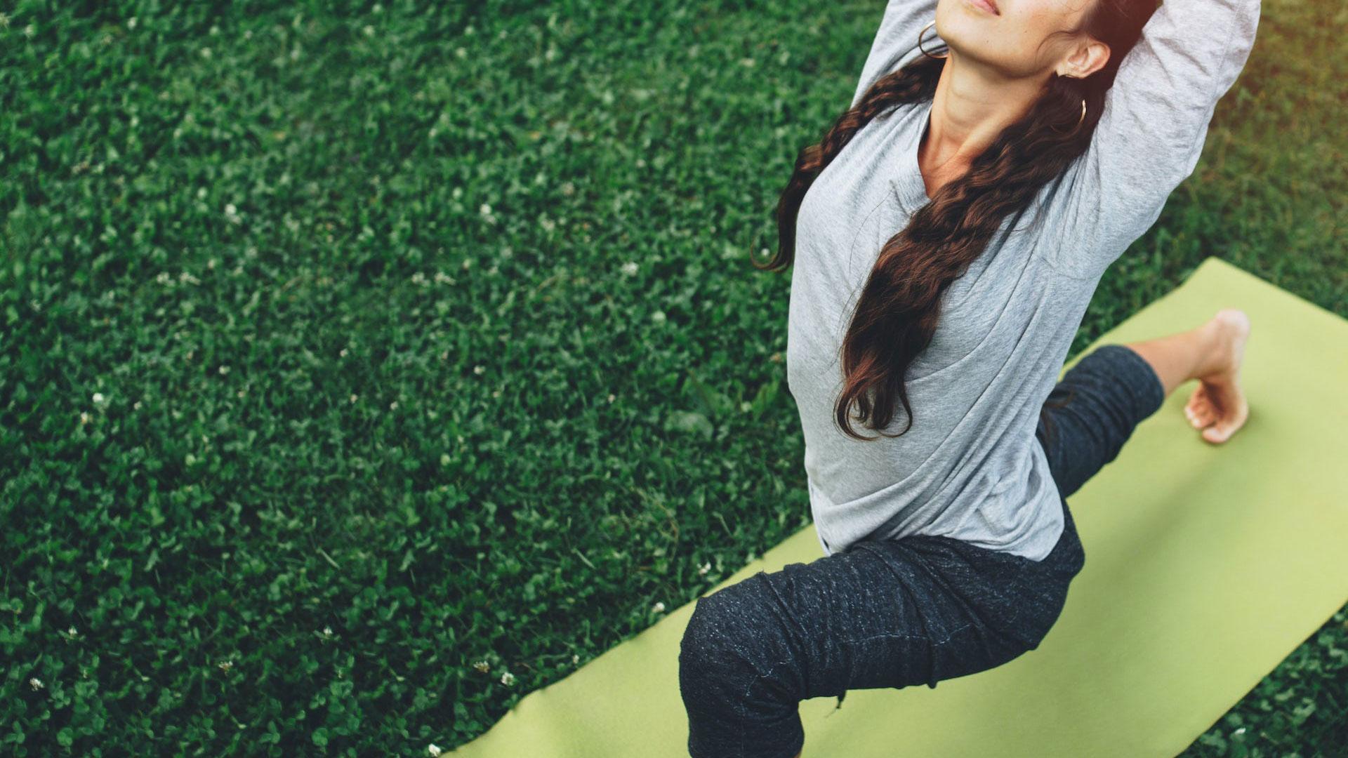 El yoga dinámico sí podría ser considerado una actividad física de intensidad moderada y mejorar el sistema cardiovascular, pero solo en ciertas condiciones