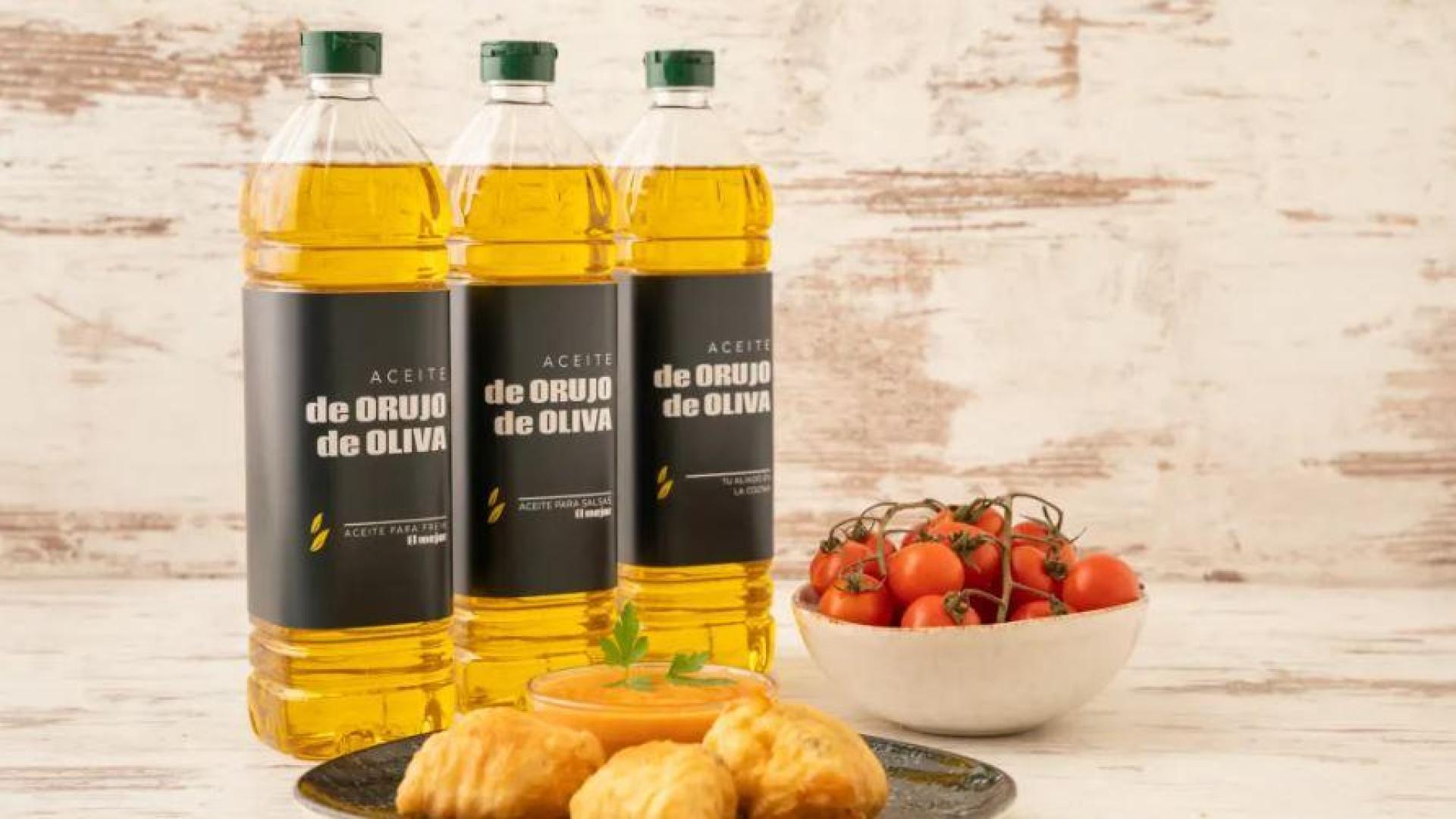 Varias botellas de aceite de orujo de oliva