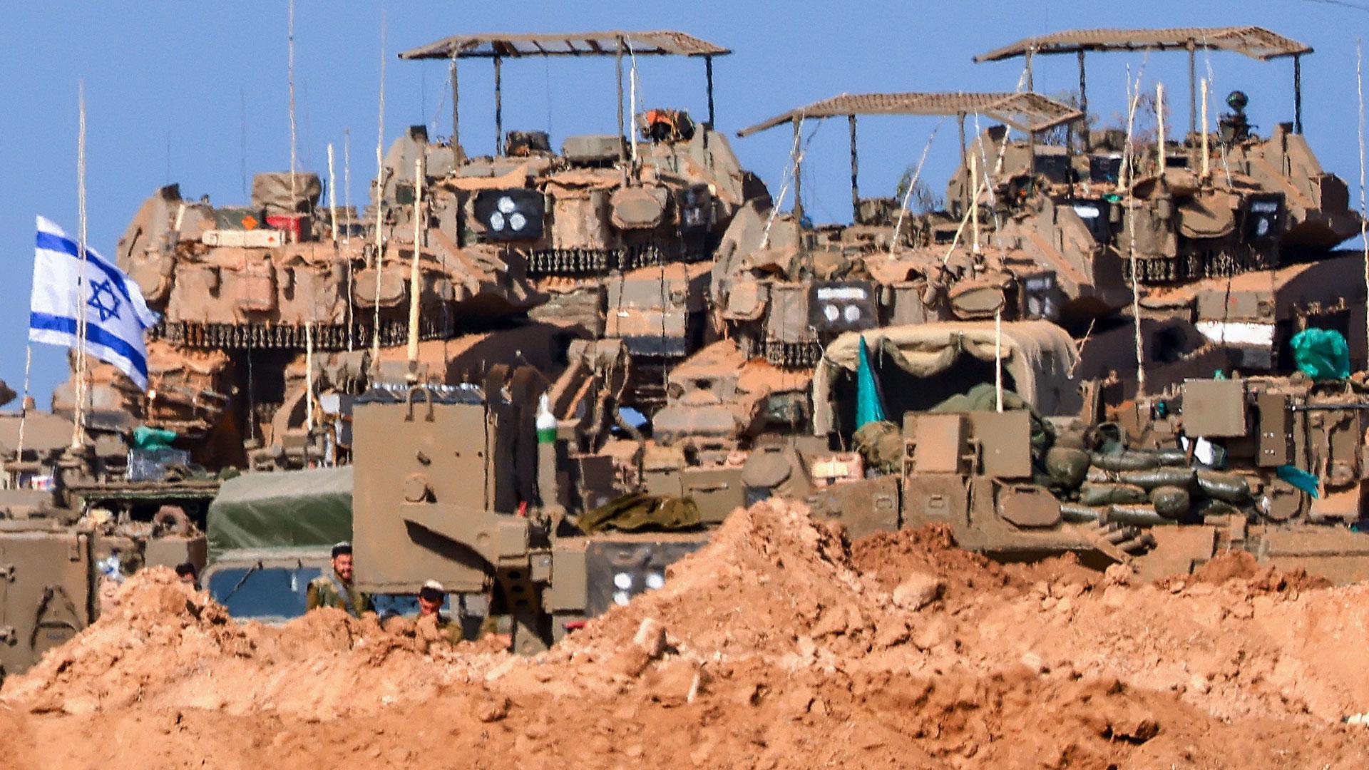 Vehículos blindados israelíes aglutinados en un lugar no revelado cerca de la frontera con Gaza, en Israel