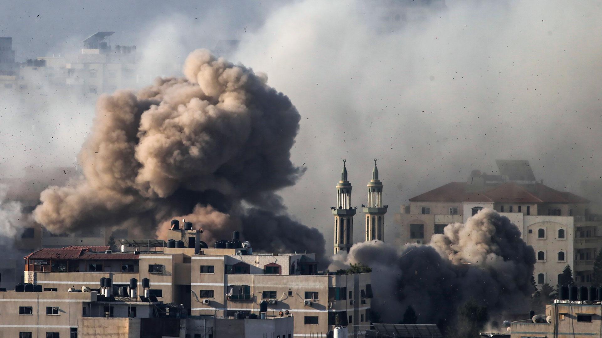 El humo se eleva sobre el barrio de Tal Al-Hawa en Gaza este viernes tras el ataque aéreo del ejército israelí