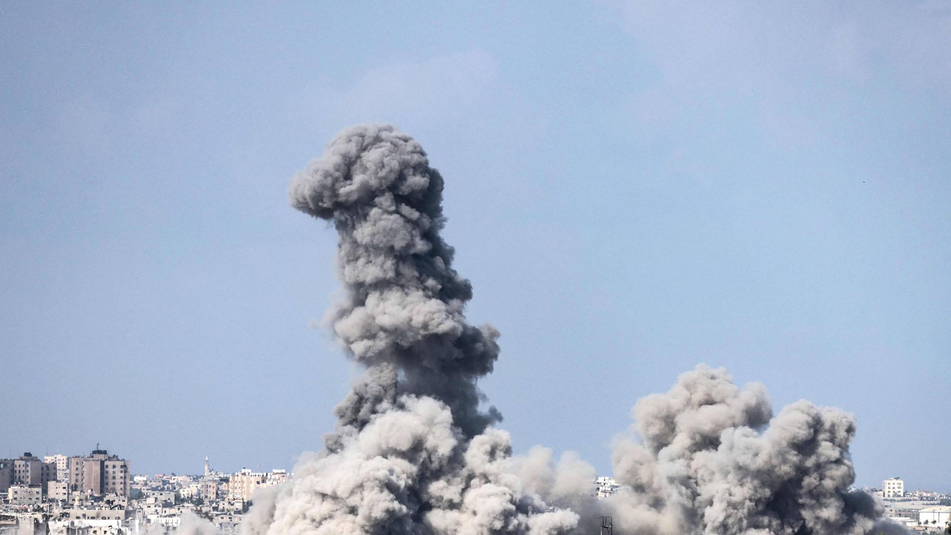Una gran columna de humo se levanta desde Ciudad de Gaza tras un bombardeo israelí