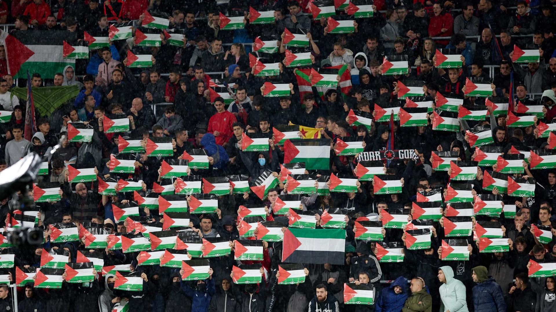 Uno de los fondos de El Sadar mostró banderas palestinas al inicio del partido