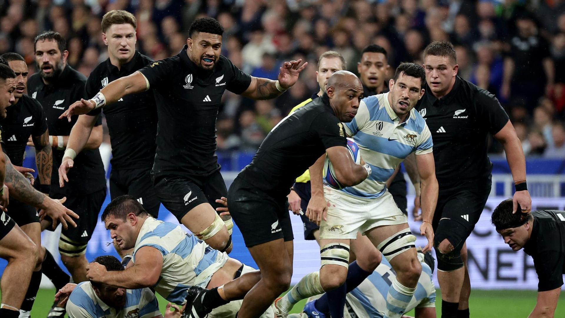 Mark Tele'a escapa de un agrupamiento con el oval en el partido de Nueva Zelanda contra Argentina