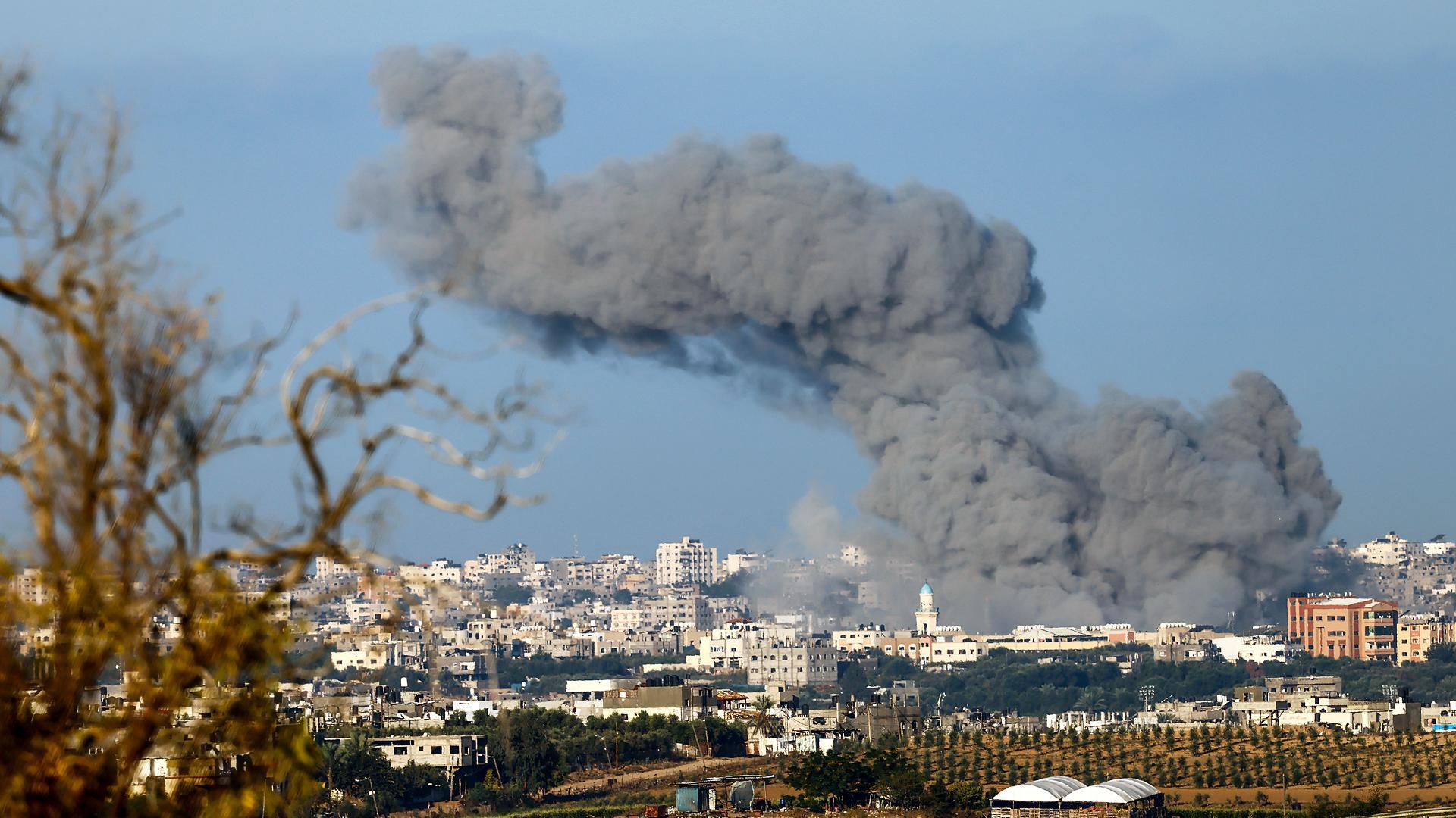 Una columna de humo se eleva en l Franja de Gaza tras los últimos ataques