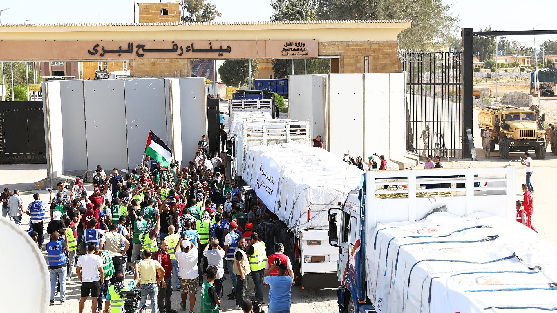 Camiones con ayuda humanitaria circulan por el paso de Rafá para entregar material a la Franja de Gaza