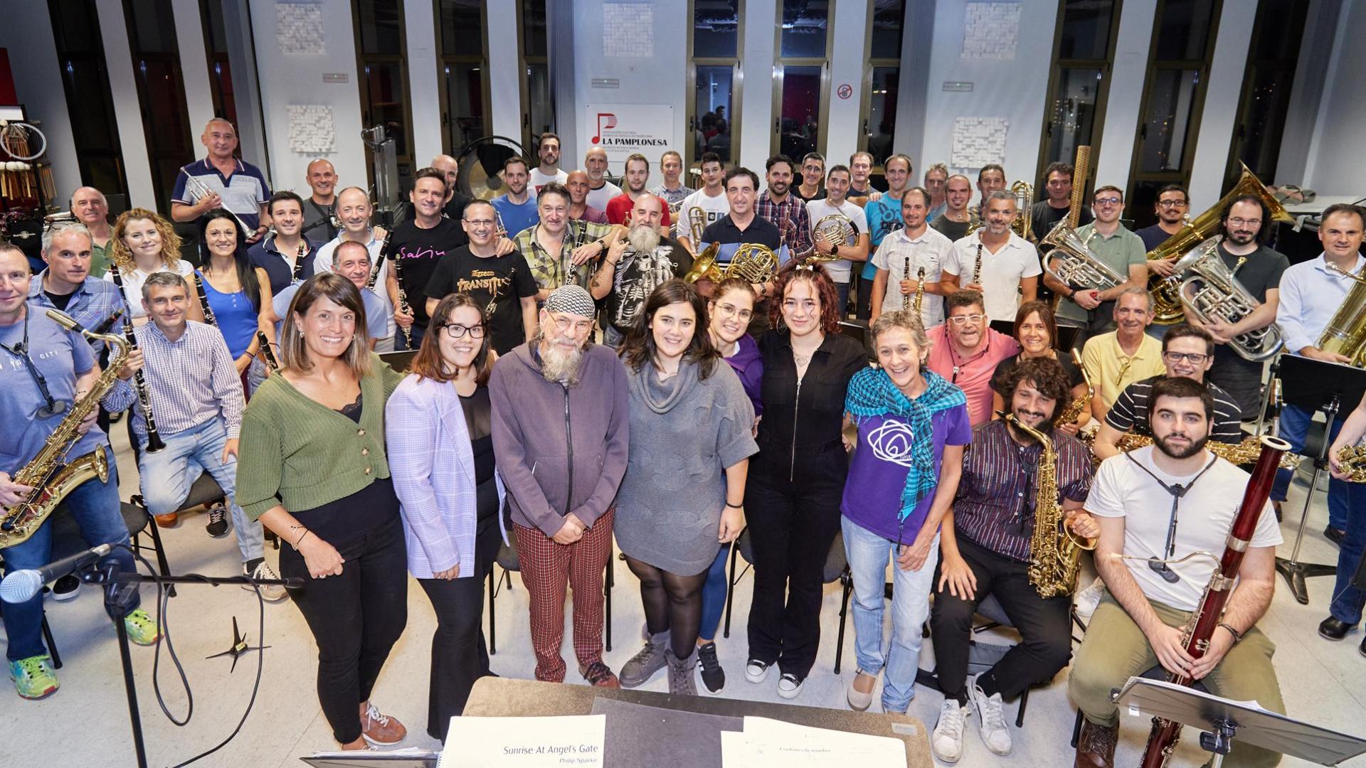 En primera fila, desde la izquierda, Nekane Solana (presidenta de La Pamplonesa), Adriana Echaide Escudero (Haziak), El Drogas, Yanirha López Burgos (Haziak), Irati Vidán Navarro (presdidenta y fundadora de Haziak), Raquel de los Reyes Martínez (Haziak) y Elisa Huarte (Zaporeak), en el ensayo del martes en la sede de la banda de música