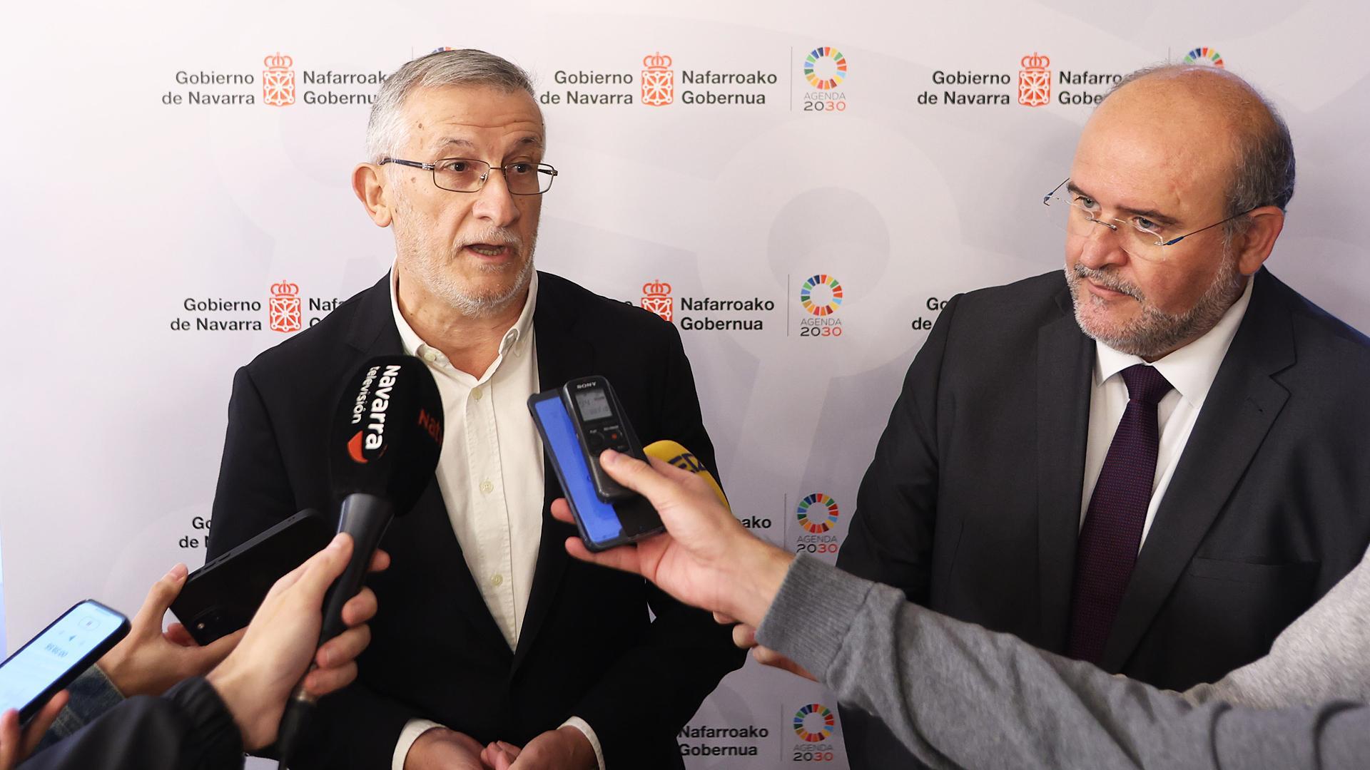 Los consejeros Félix Taberna (izda.) y José Luís Martínez Guijarro comparecen ante los medios tras el encuentro