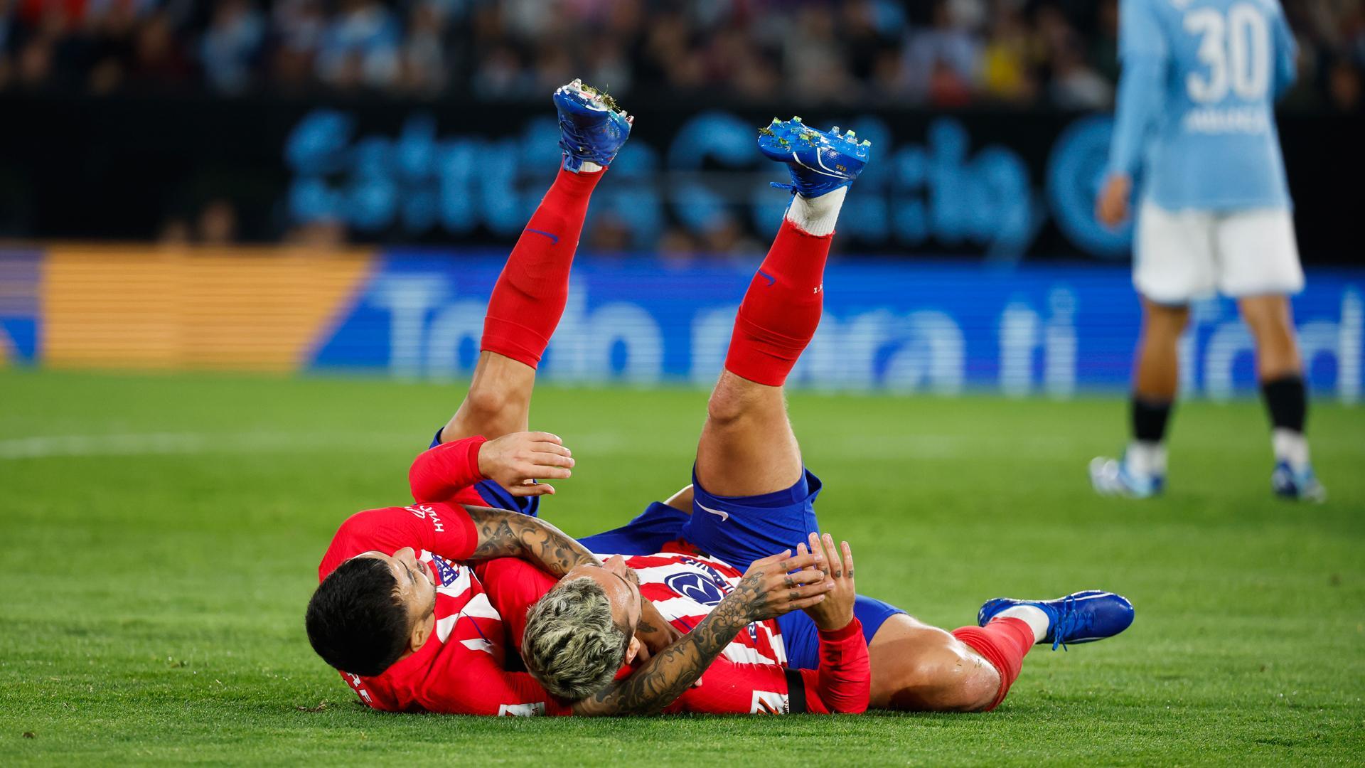 Los jugadores del del Atlético de MAdrid Antoine Griezmann (d) y Ángel Correa durante el encuentro