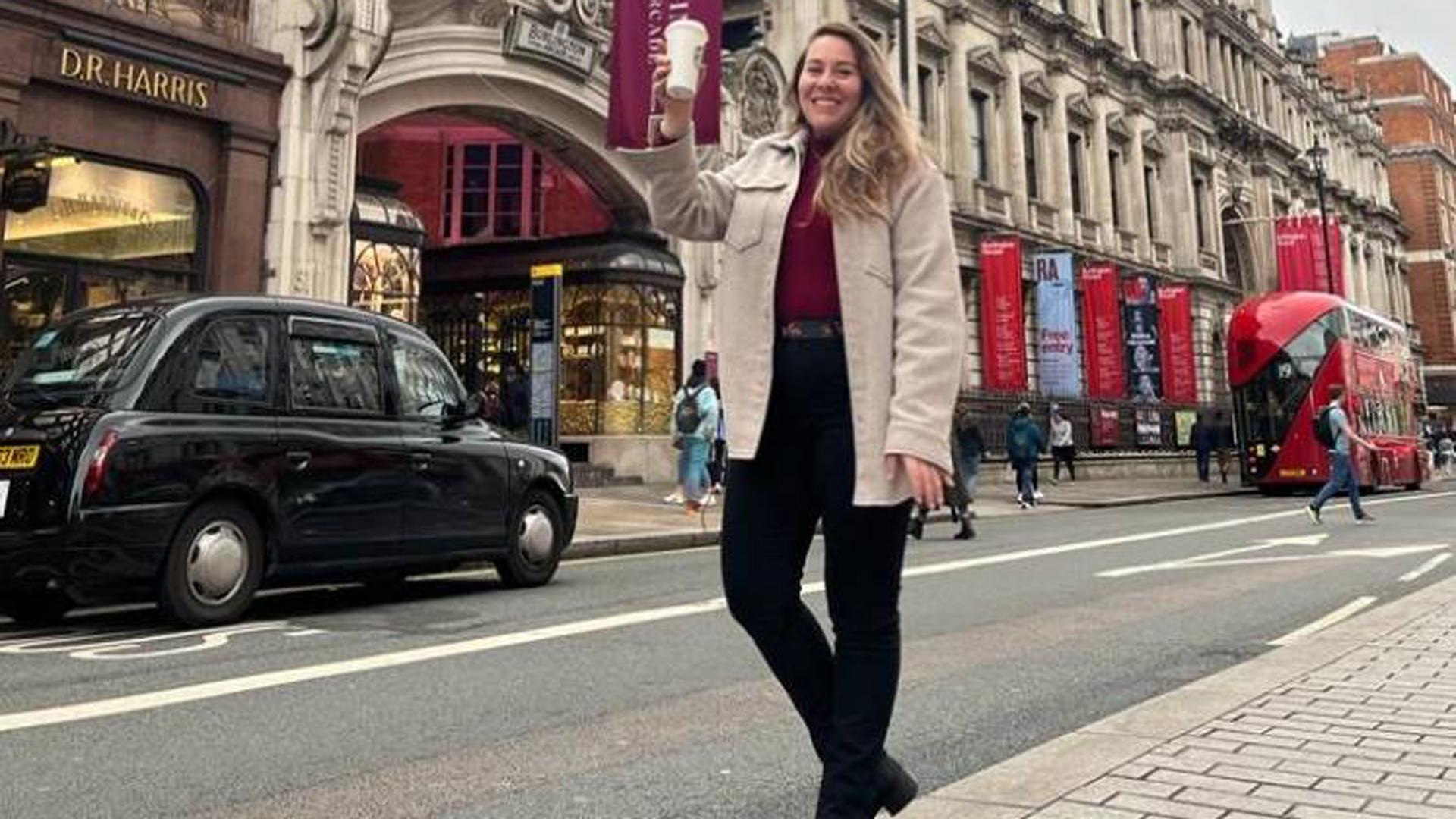 Isabel Hernández Aguado pasea por Picadilly Street, en el centro de Londres