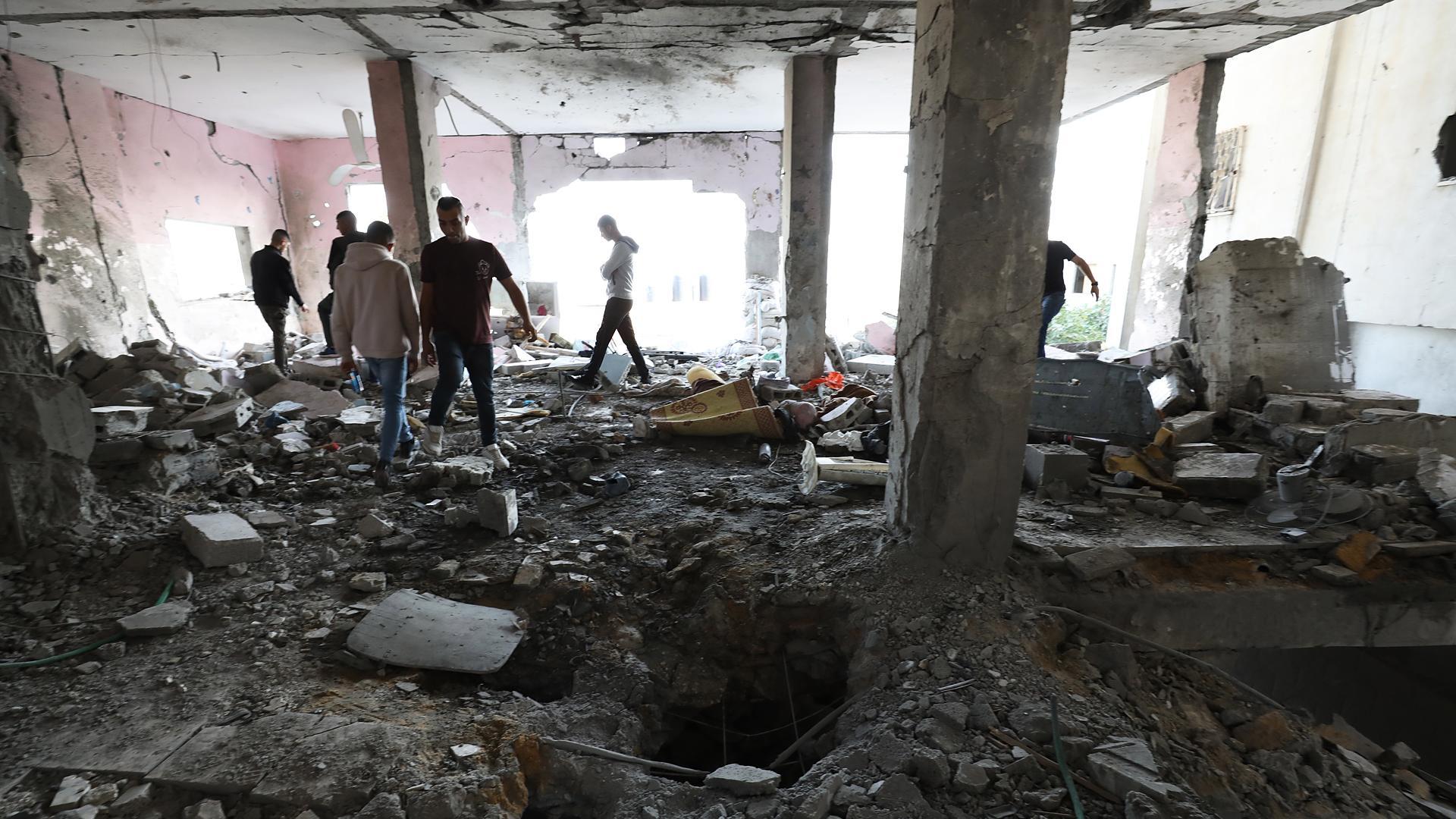 Varias personas en el interior de la mezquita de Al-Ansar tras el bombardeo israelí