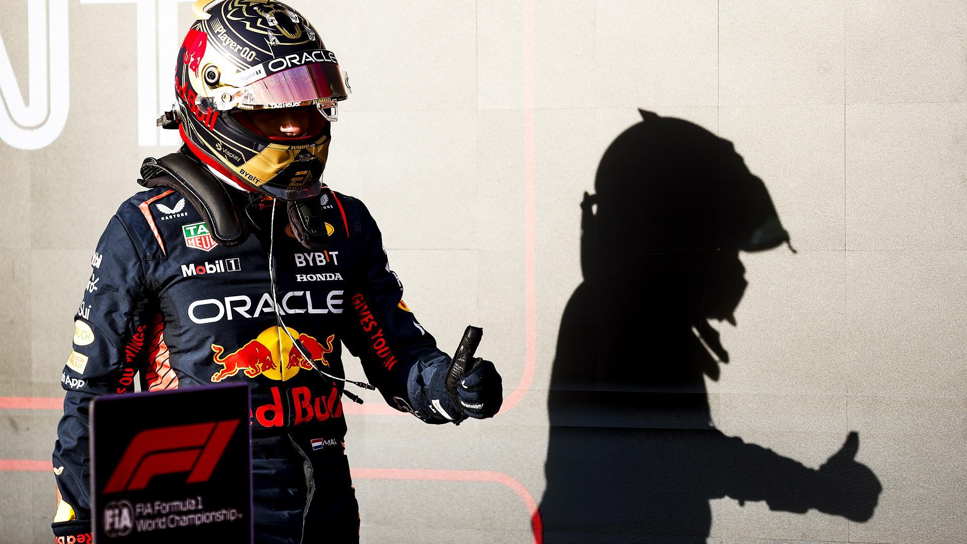 Max Verstappen levanta el pulgar tras vencer la carrera al sprint del Gpo de EE UU en el circuito de Austin