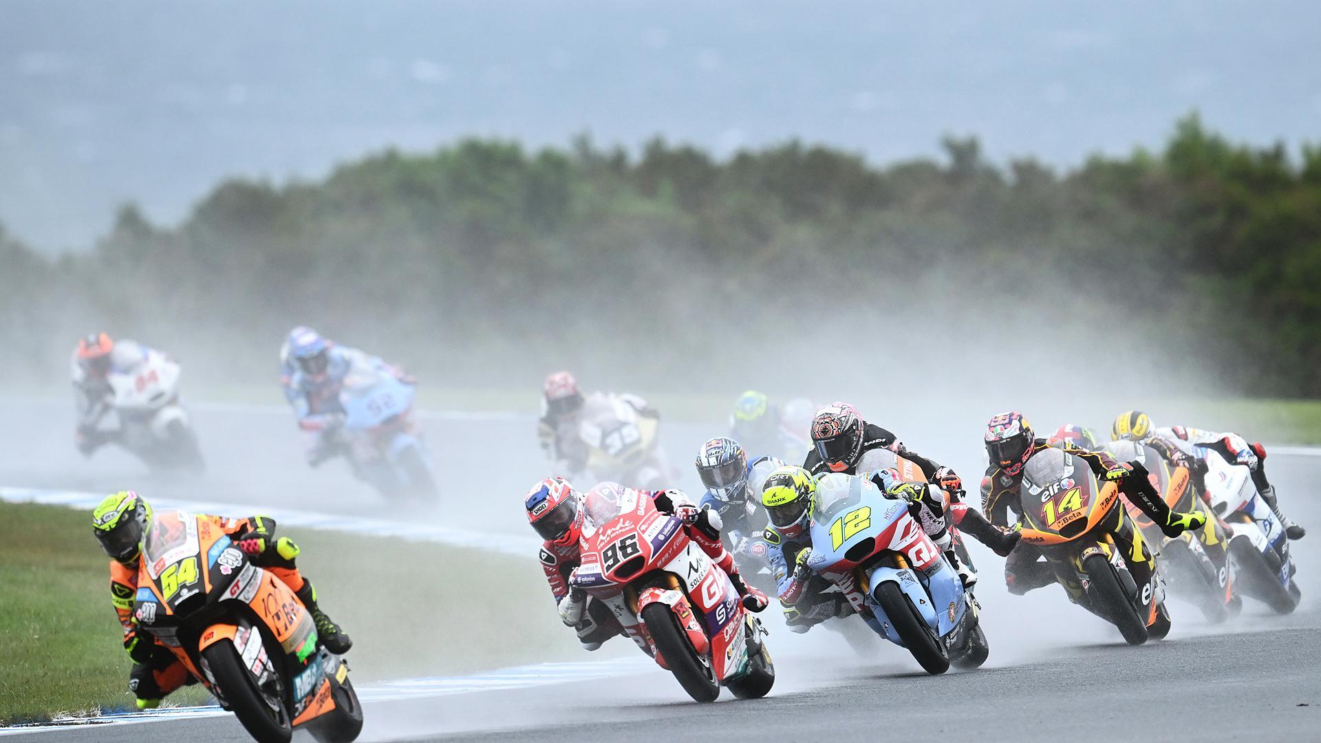 Los pilotos de Moto2 disputan la carrera del GP de Australia en el circuito de Phillip Island bajo una intensa  lluvia que obligó a recortar la prueba